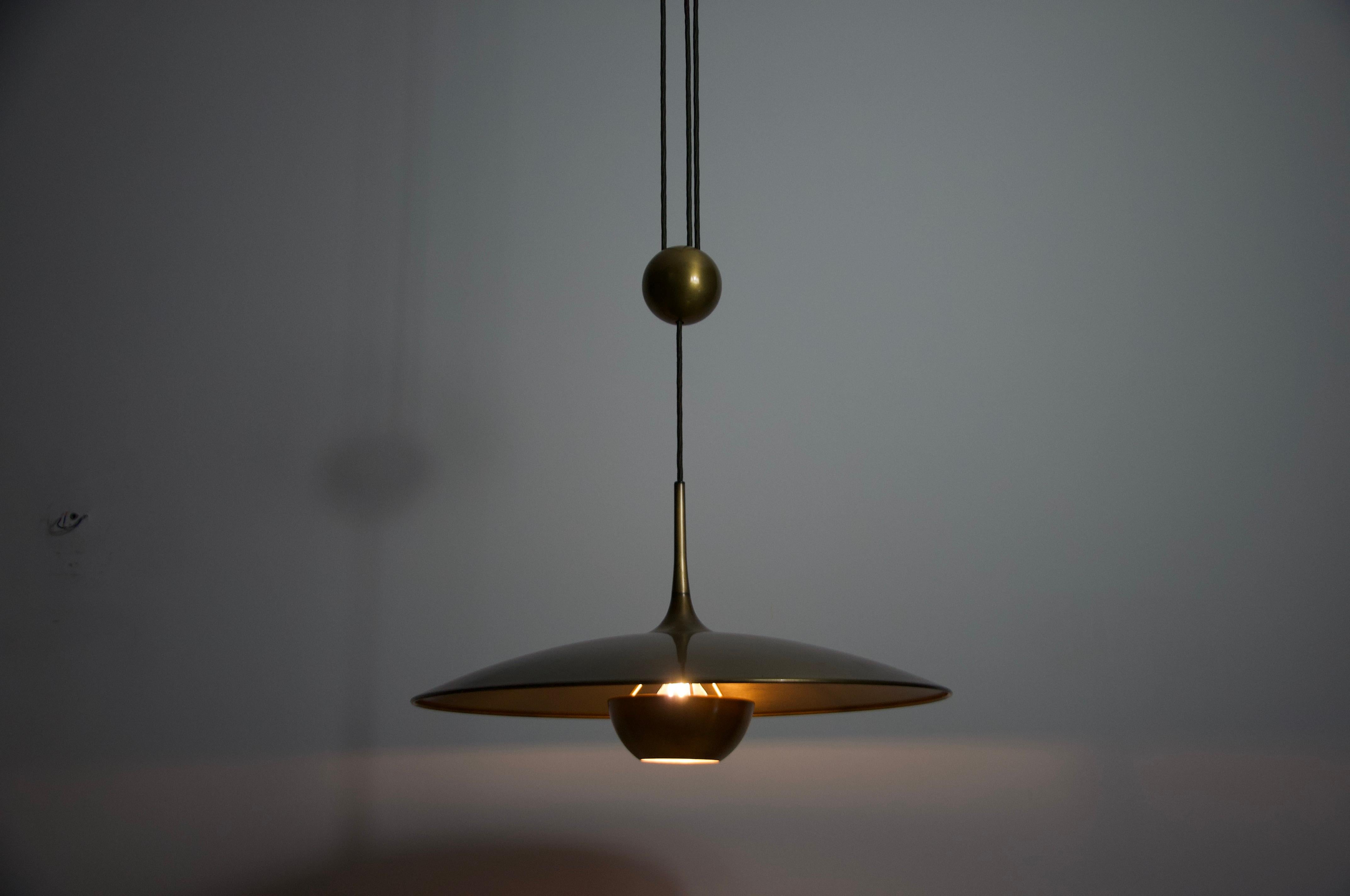 Lampada a sospensione in ottone 'Onos 55' di Florian Schulz, Germania, anni '70 In condizioni buone in vendita a Hagenbach, DE