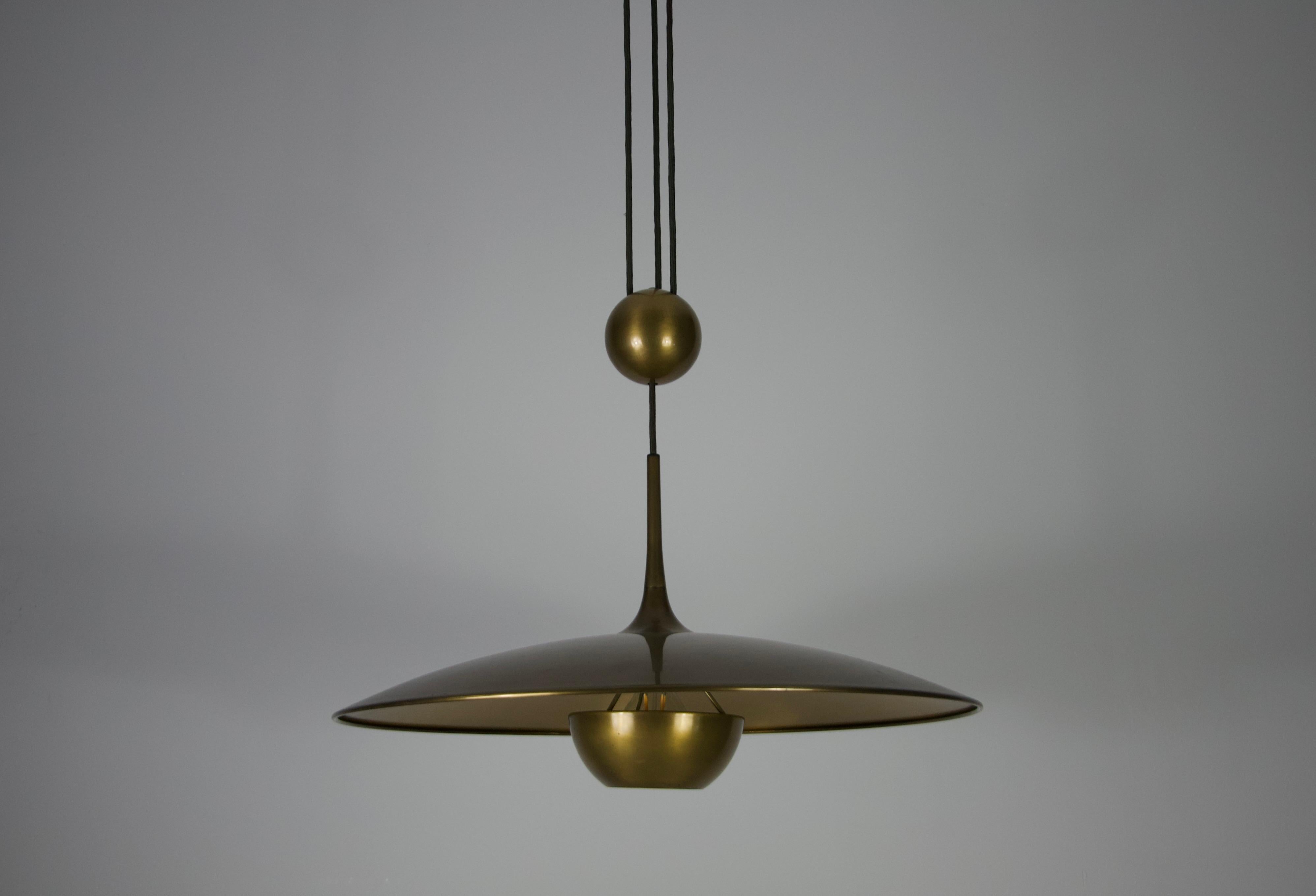 Fine XX secolo Lampada a sospensione in ottone 'Onos 55' di Florian Schulz, Germania, anni '70 in vendita