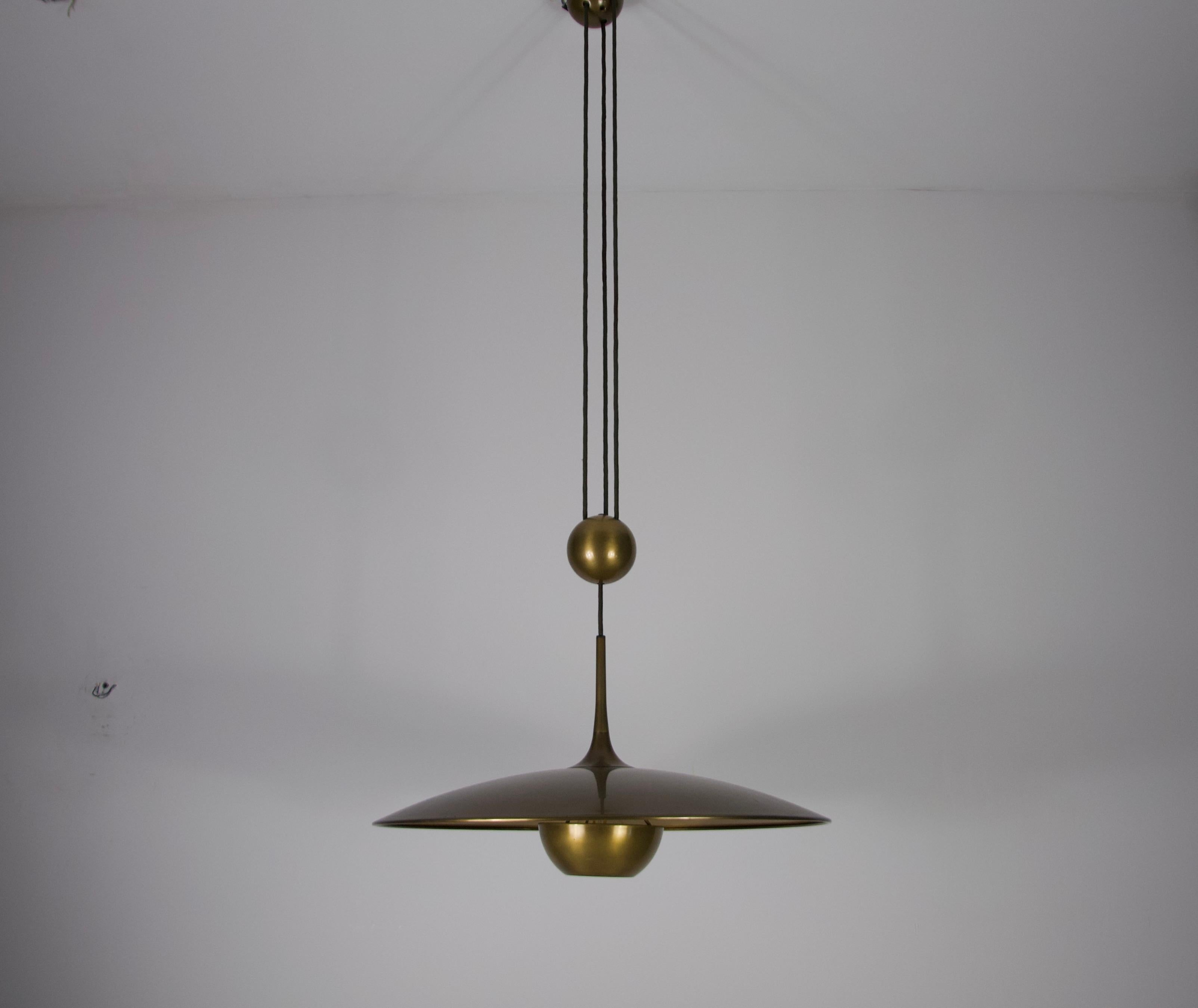 Ottone Lampada a sospensione in ottone 'Onos 55' di Florian Schulz, Germania, anni '70 in vendita