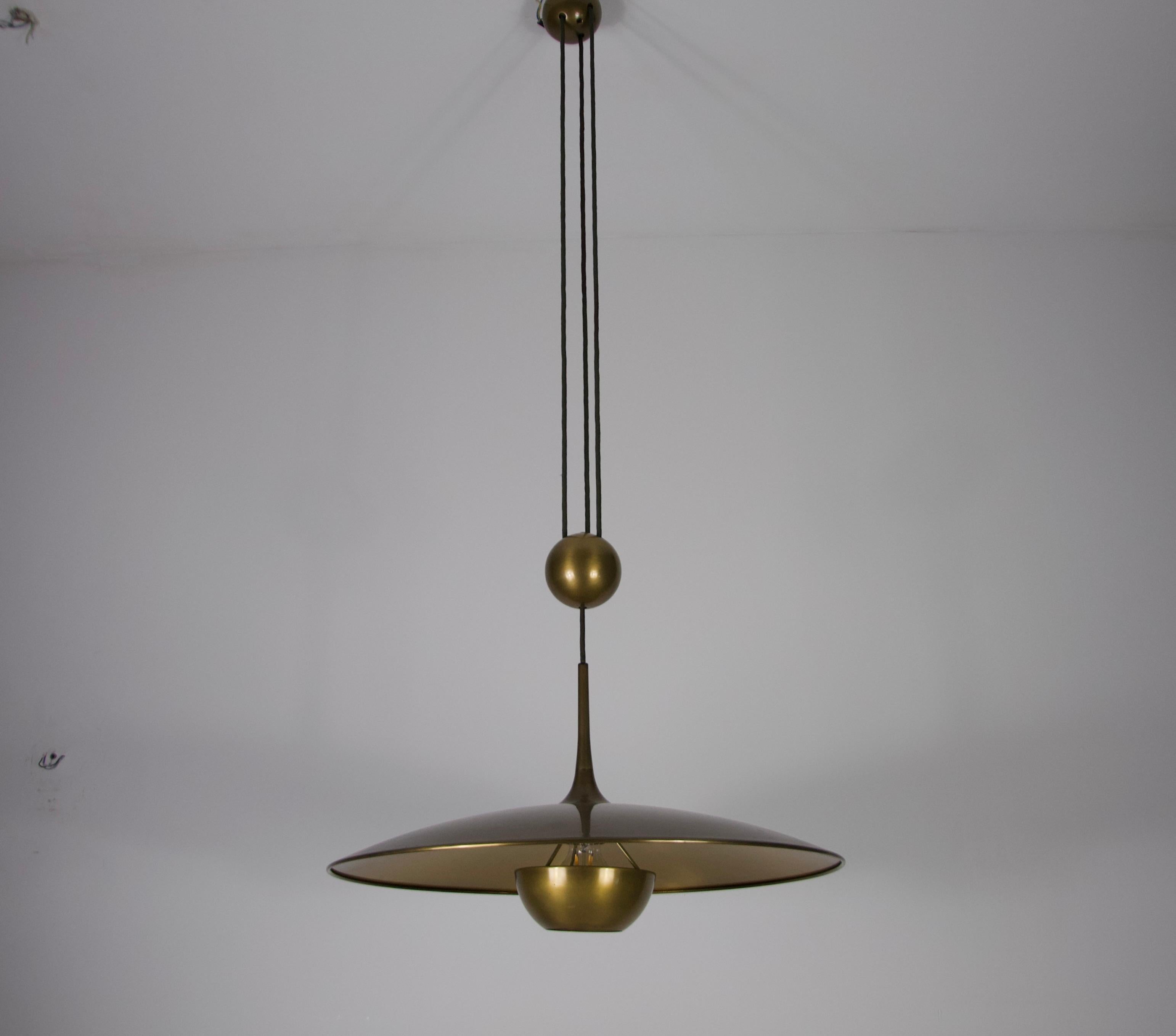 Lampada a sospensione in ottone 'Onos 55' di Florian Schulz, Germania, anni '70 in vendita 1
