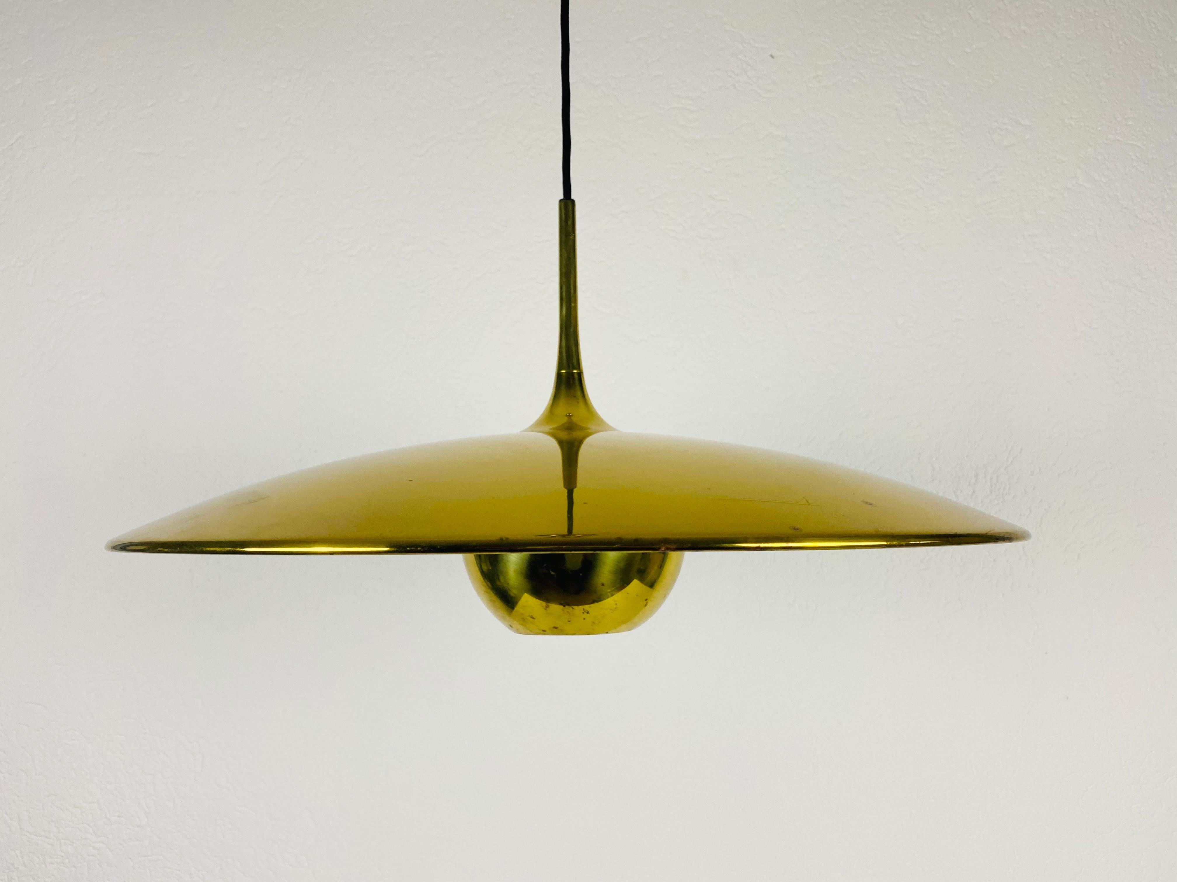 Counter balance pendant designed by Florian Schulz and made in Germany in the 1970s. It is fascinating with its exclusive design. The height of the lighting is adjustable.

Measurements of shade:
Height 60 - 115 cm
Diameter 55 cm

The light