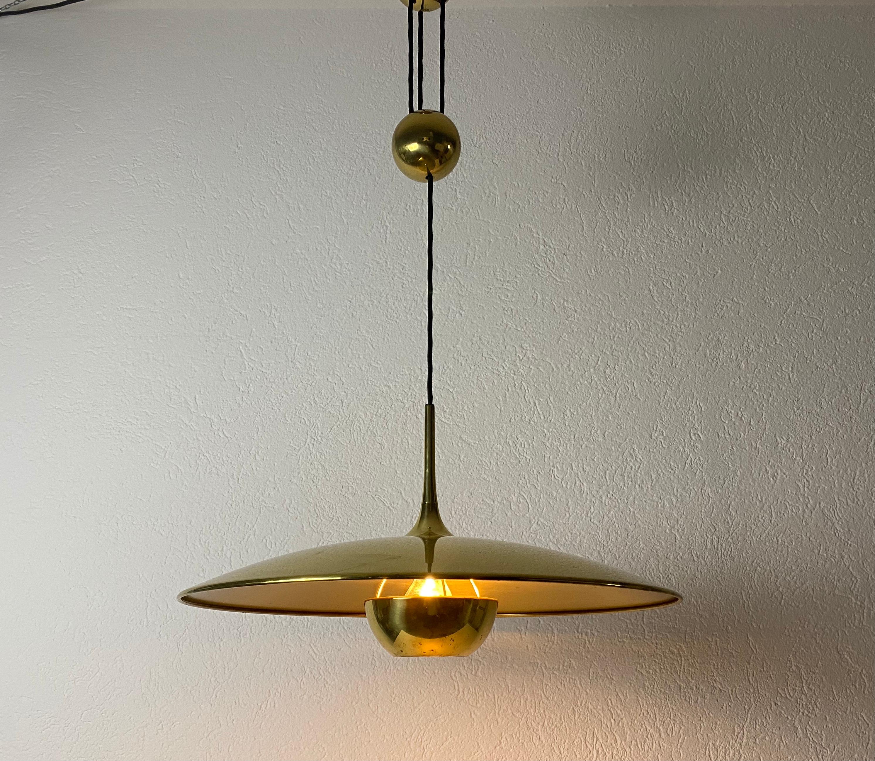 'Onos 55' Brass Pendant Lamp with Counterweight by Florian Schulz, 1970s Germany In Good Condition In Hagenbach, DE