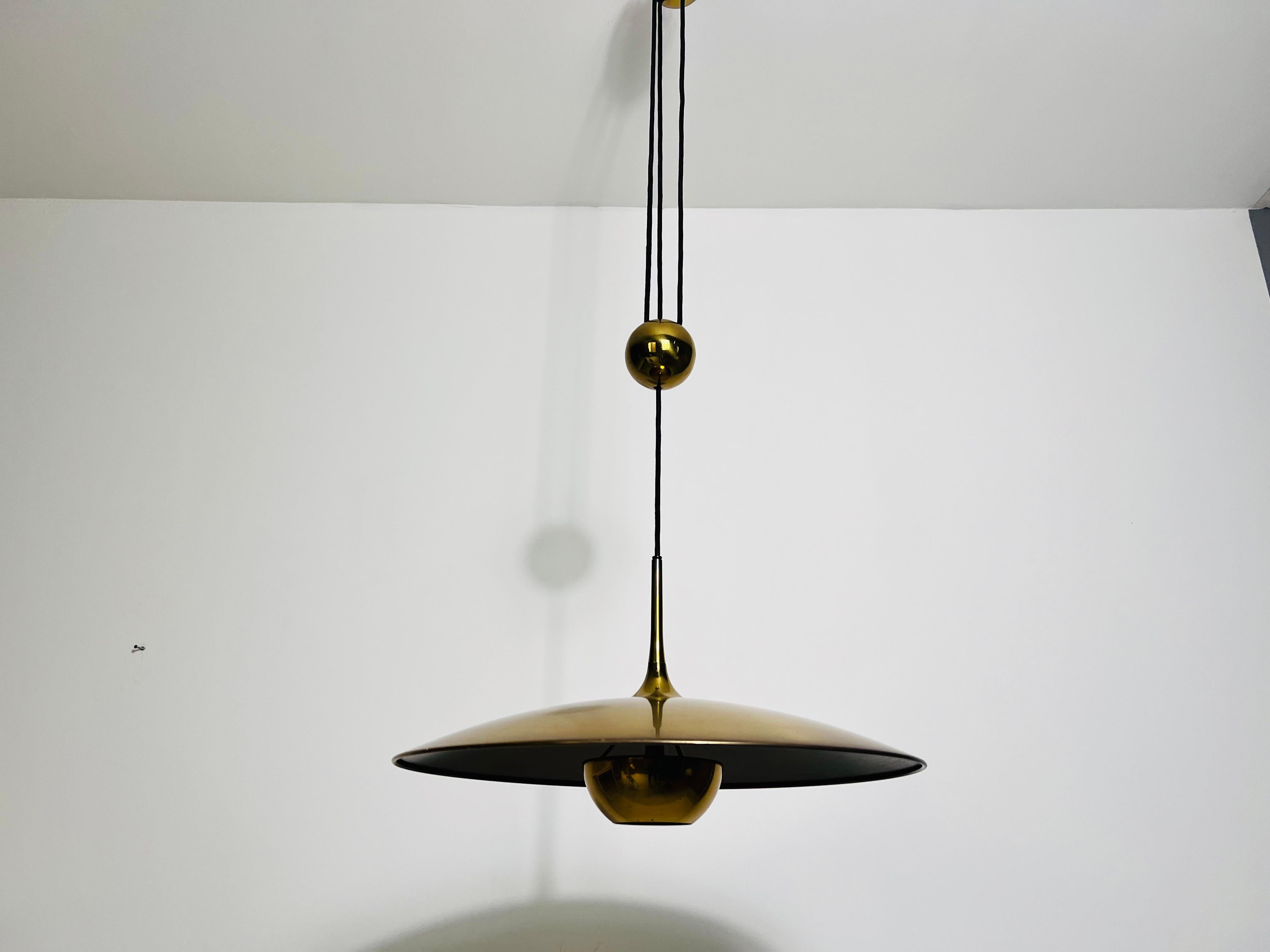 'Onos 55' Brass Pendant Lamp with Counterweight by Florian Schulz, 1970s Germany In Good Condition In Hagenbach, DE