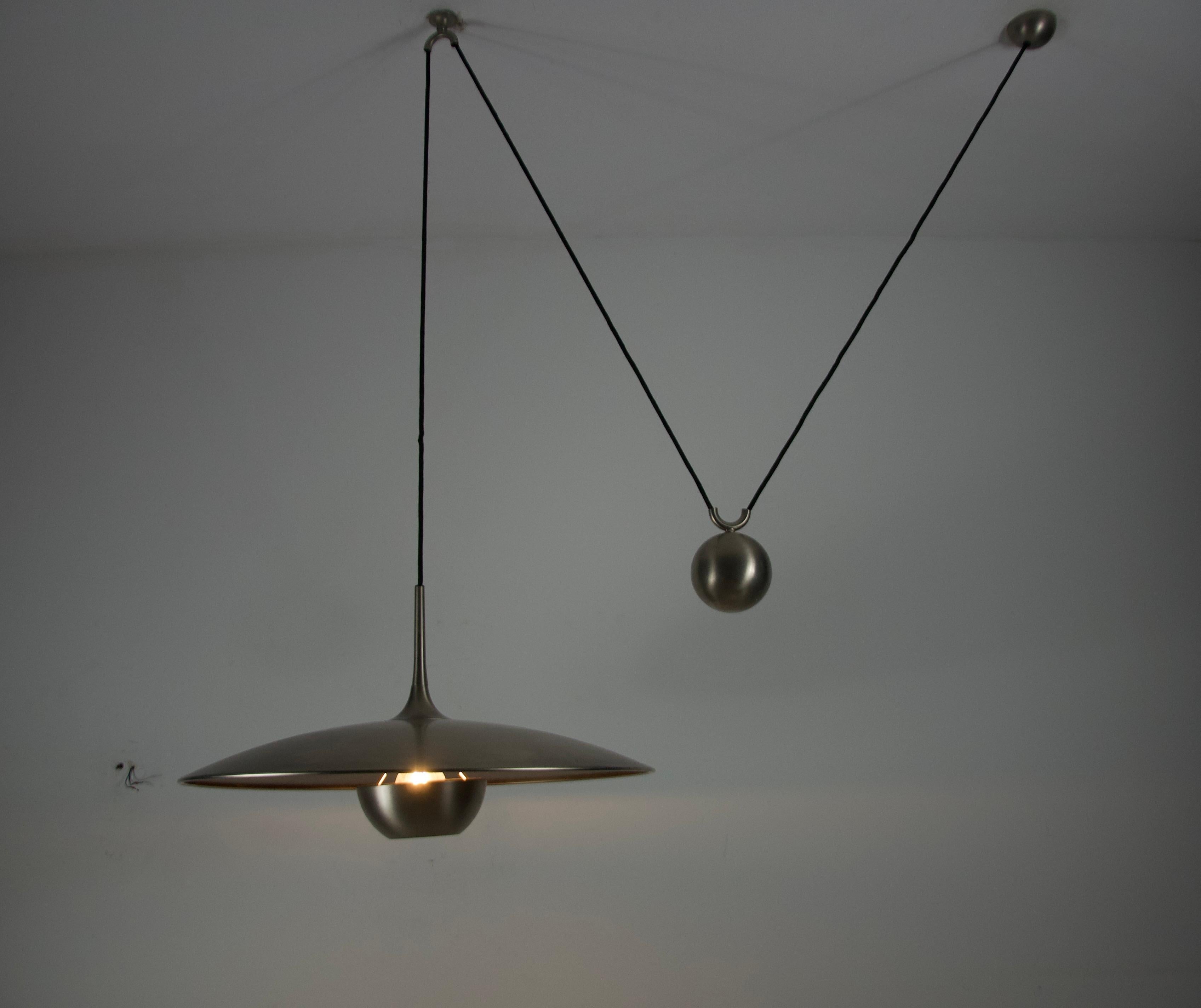 Lampada a sospensione a contrappeso cromata 'Onos 55' di Florian Schulz, Germania, anni '70 in vendita 3
