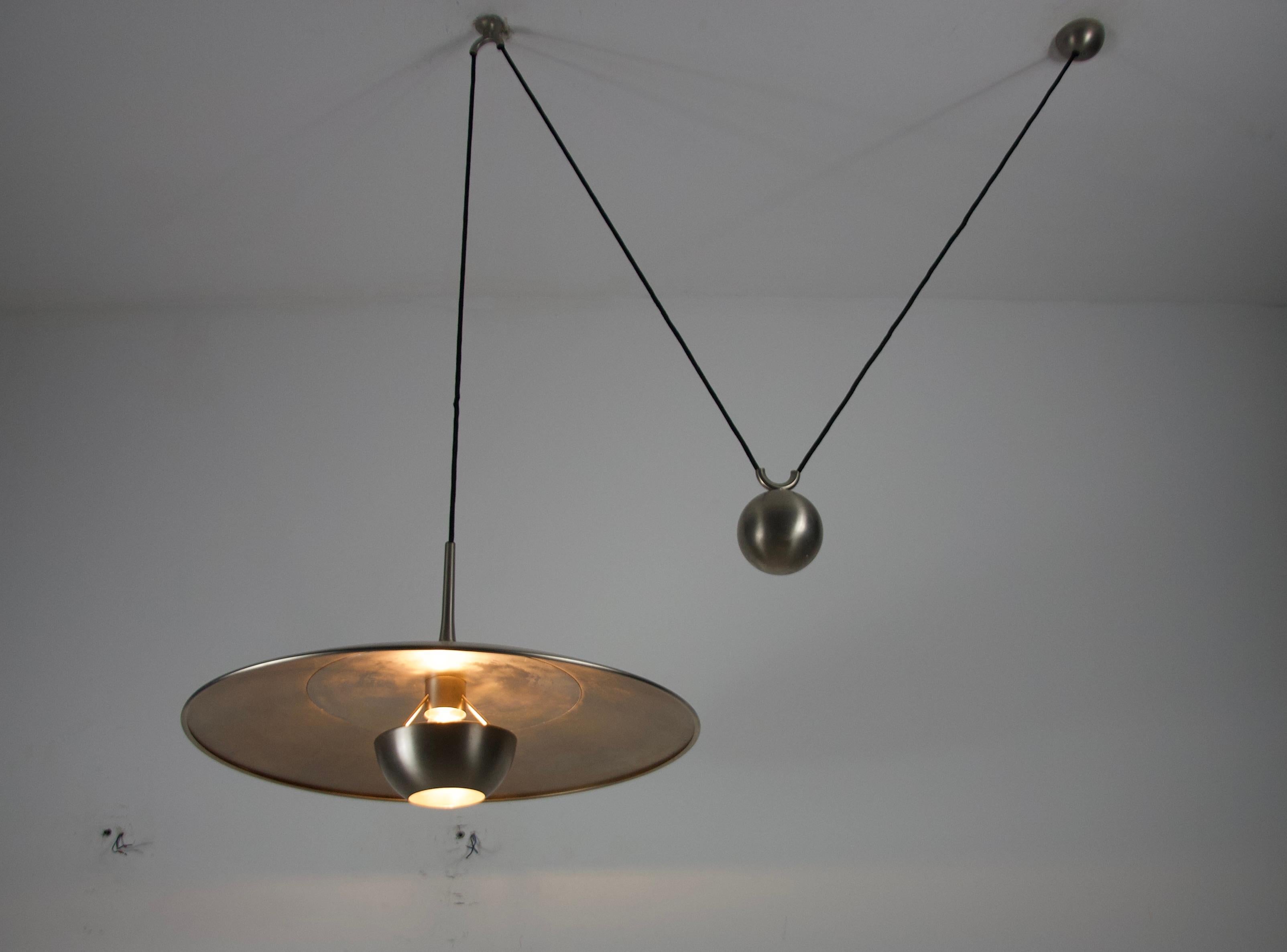 Lampada a sospensione a contrappeso cromata 'Onos 55' di Florian Schulz, Germania, anni '70 in vendita 4