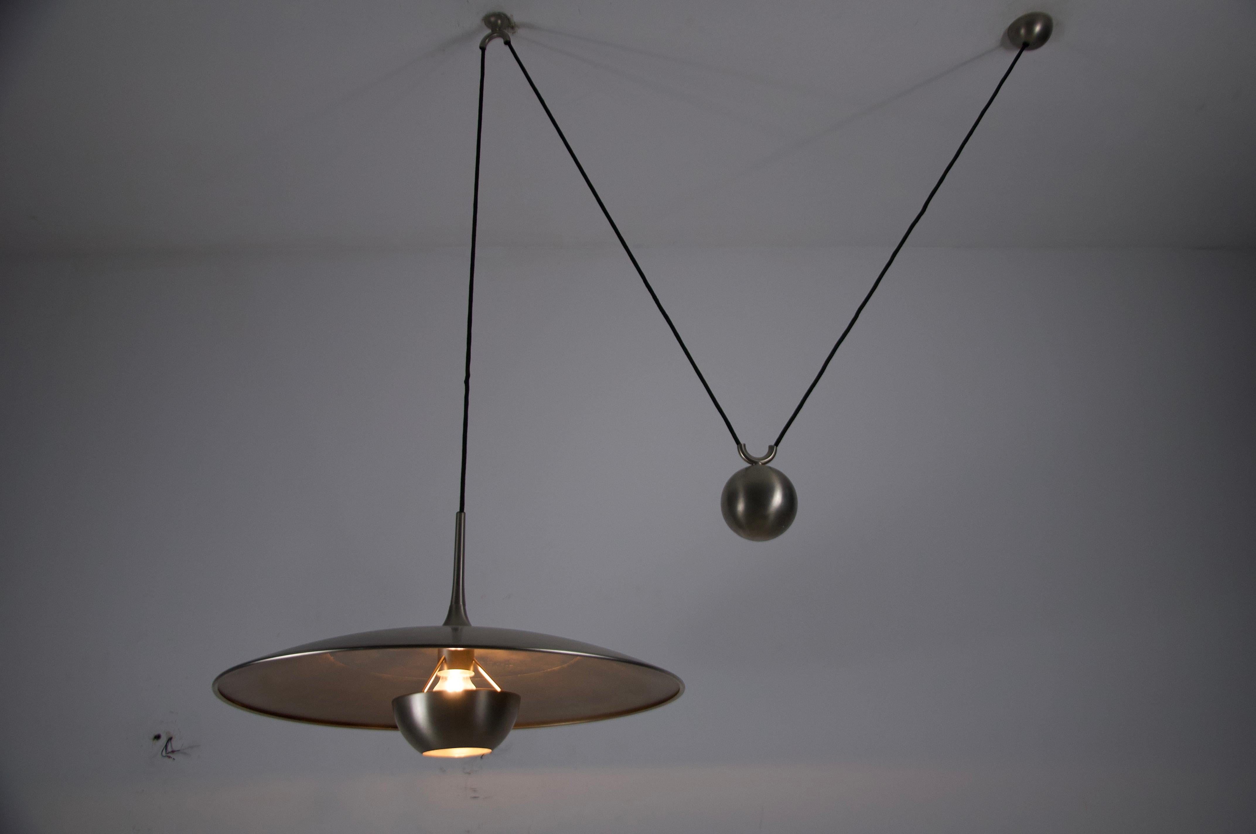 Lampada a sospensione a contrappeso cromata 'Onos 55' di Florian Schulz, Germania, anni '70 in vendita 5