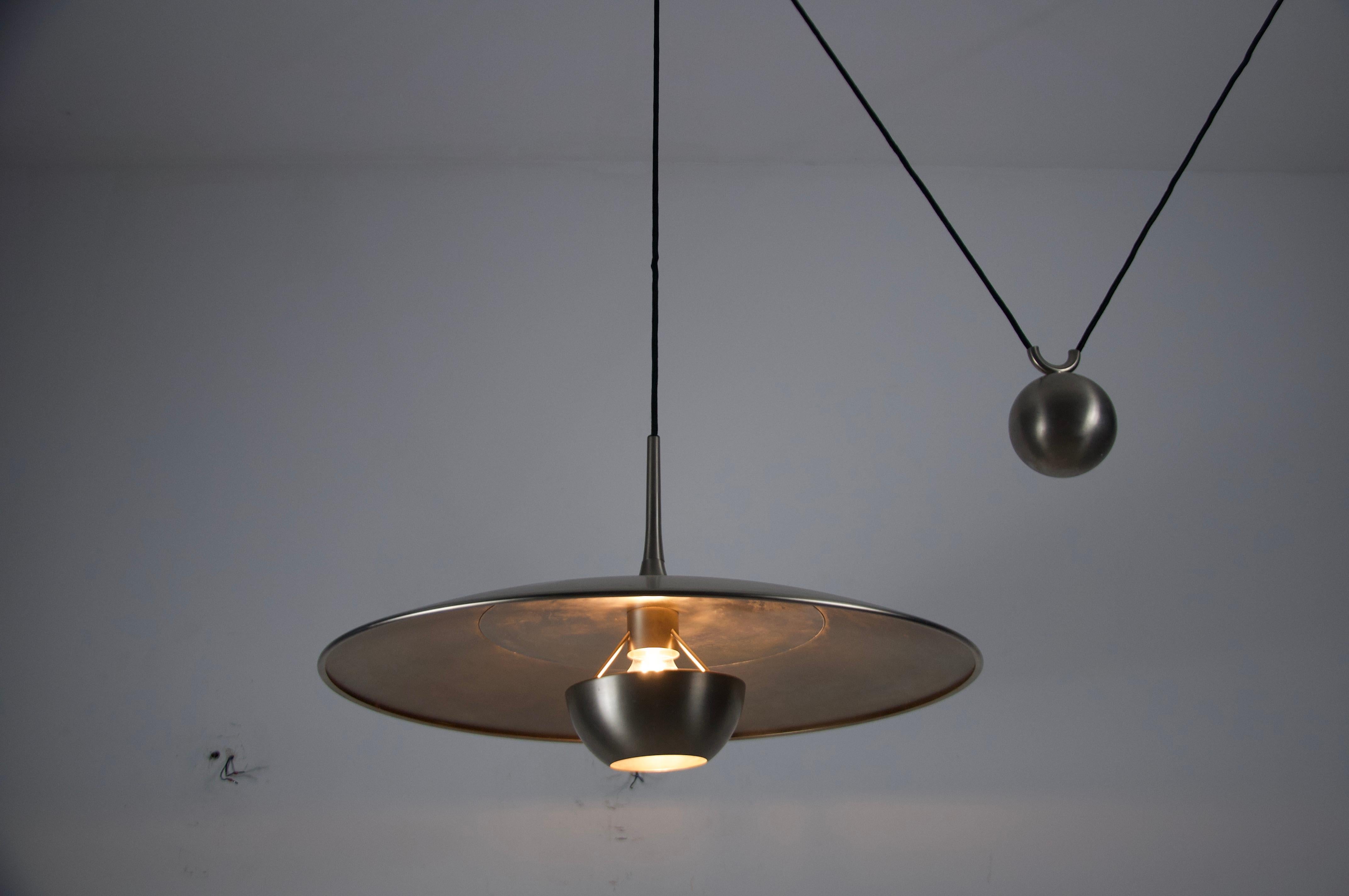Lampada a sospensione a contrappeso cromata 'Onos 55' di Florian Schulz, Germania, anni '70 in vendita 6