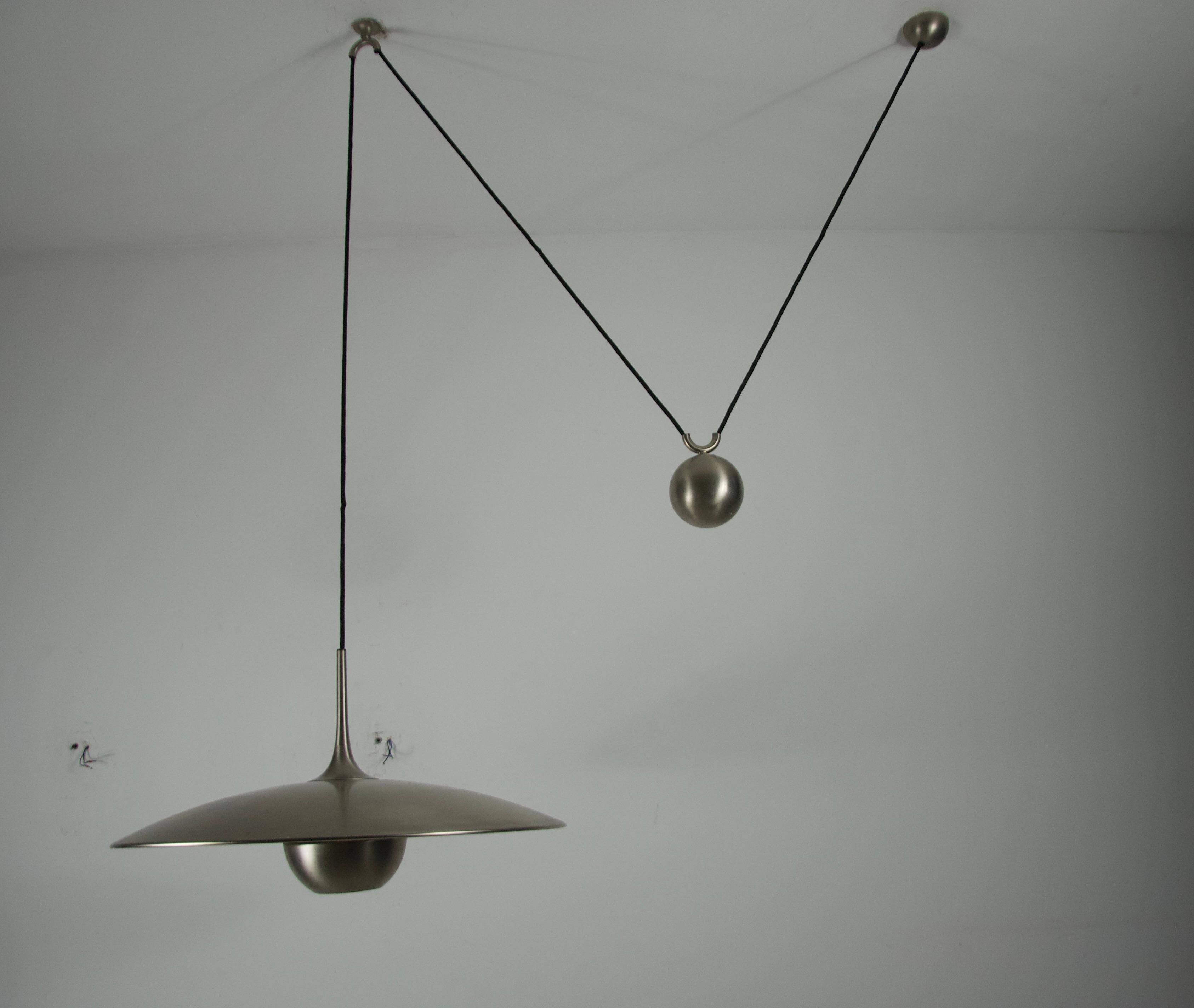 Disegnata da Florian Schulz e realizzata in Germania negli anni '70, questa lampada a sospensione affascina per il suo design elegante e funzionale. La sua estetica elegante e minimalista riflette l'attenzione dell'epoca per le linee pulite e il