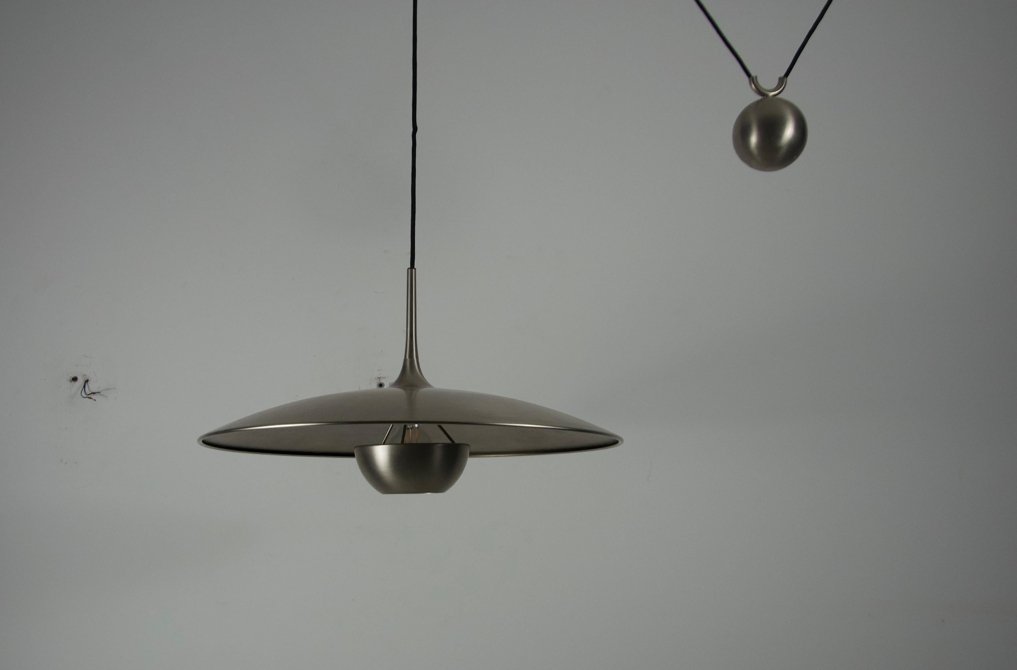 Mid-Century moderno Lampada a sospensione a contrappeso cromata 'Onos 55' di Florian Schulz, Germania, anni '70 in vendita