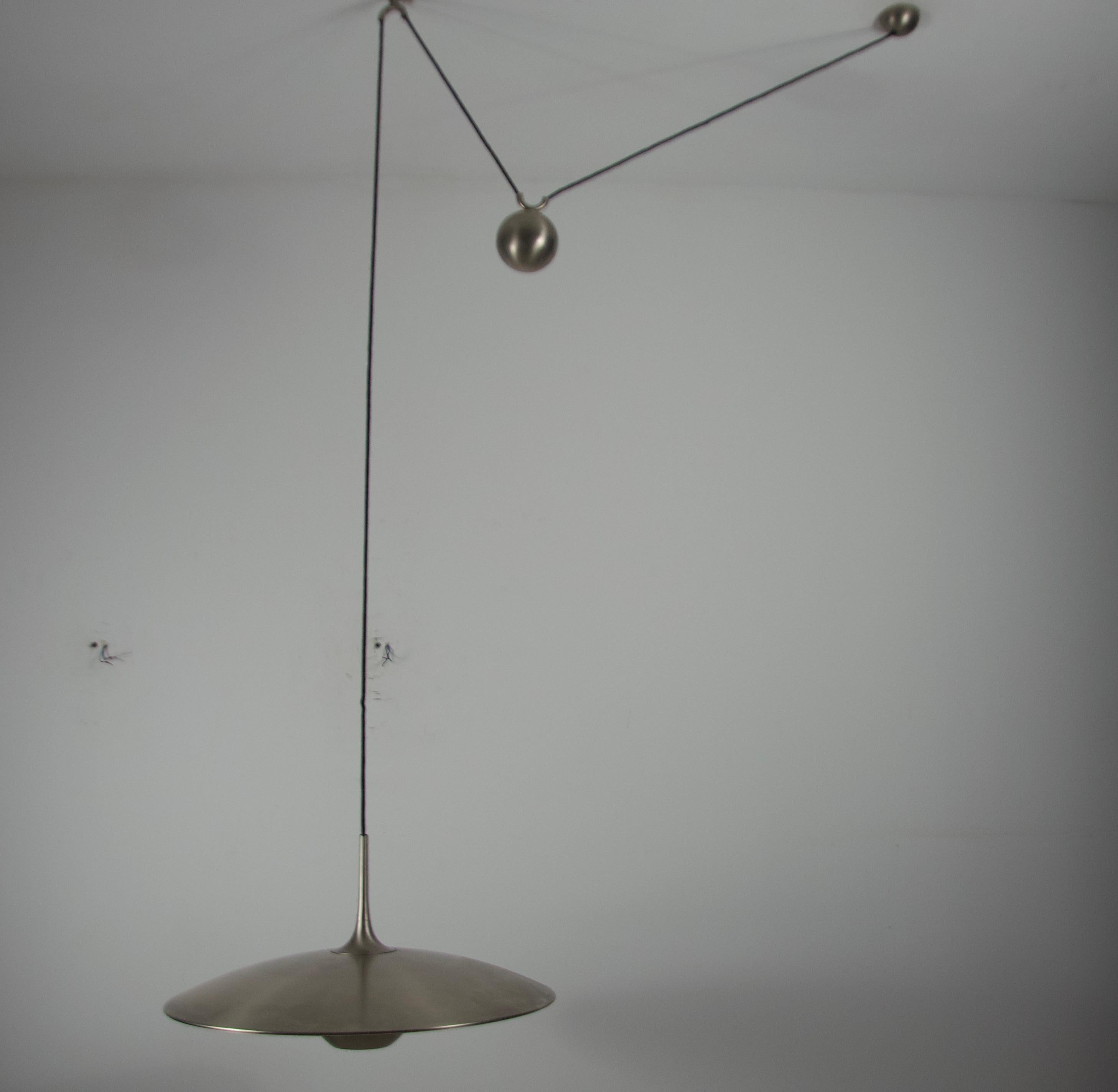 Lampada a sospensione a contrappeso cromata 'Onos 55' di Florian Schulz, Germania, anni '70 In condizioni buone in vendita a Hagenbach, DE