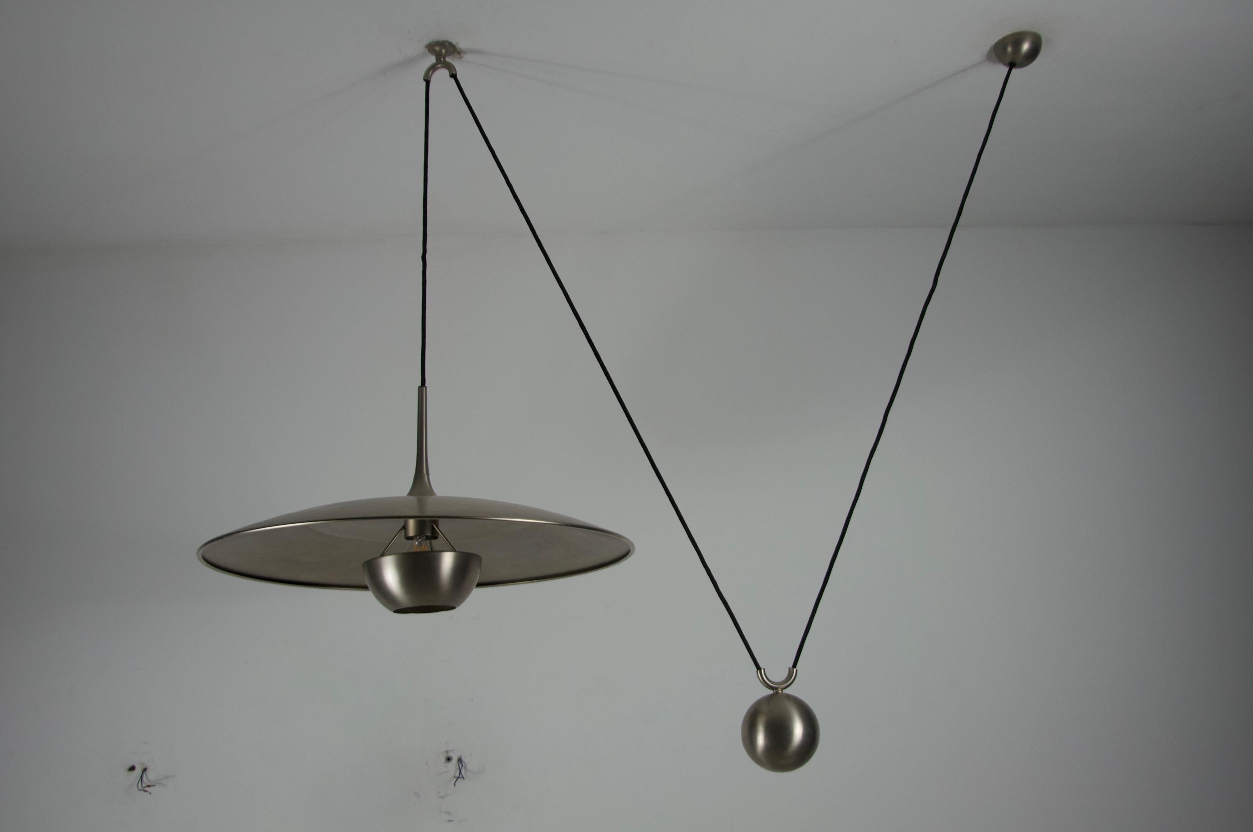 Fine XX secolo Lampada a sospensione a contrappeso cromata 'Onos 55' di Florian Schulz, Germania, anni '70 in vendita