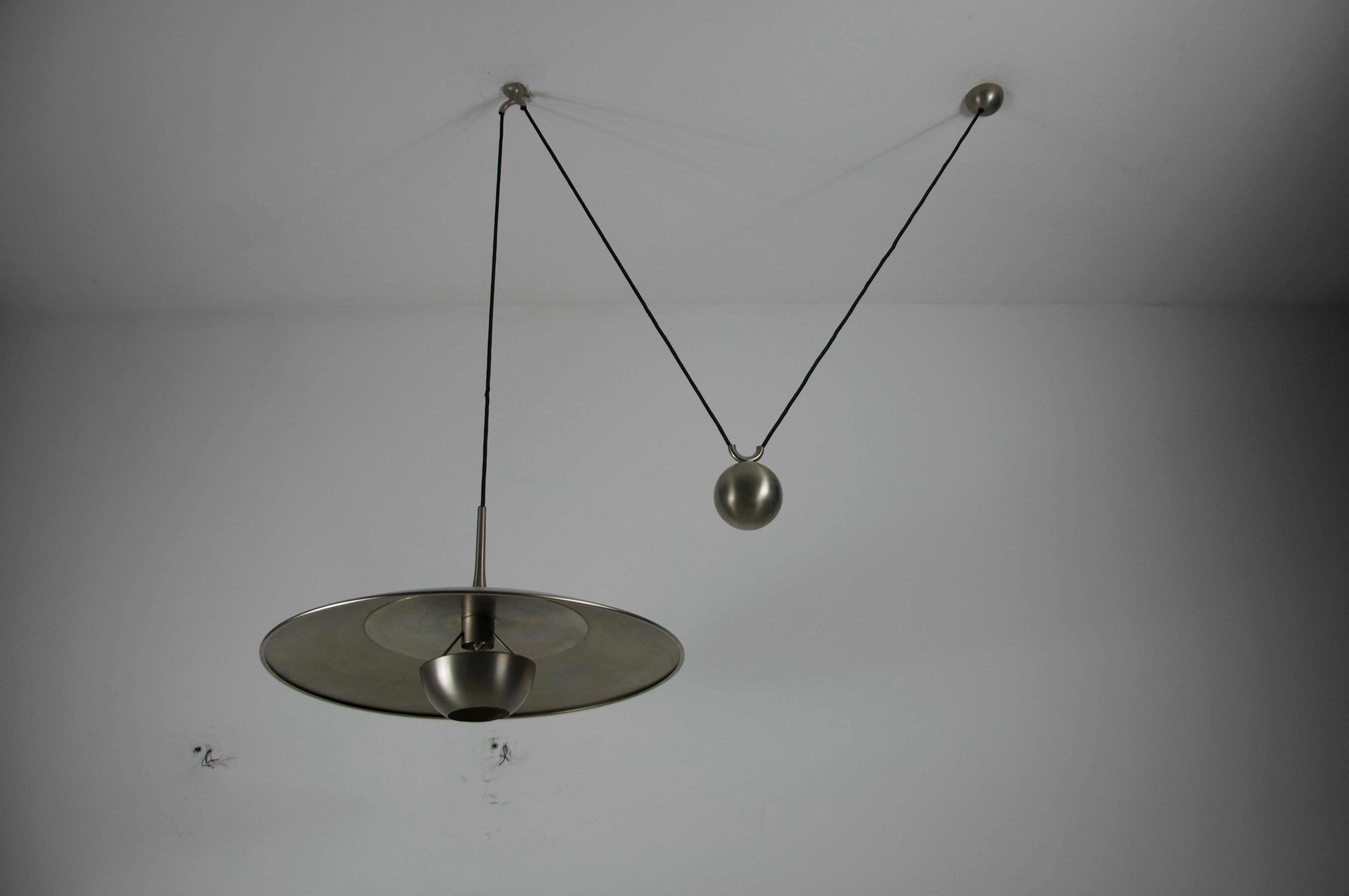 Lampada a sospensione a contrappeso cromata 'Onos 55' di Florian Schulz, Germania, anni '70 in vendita 1