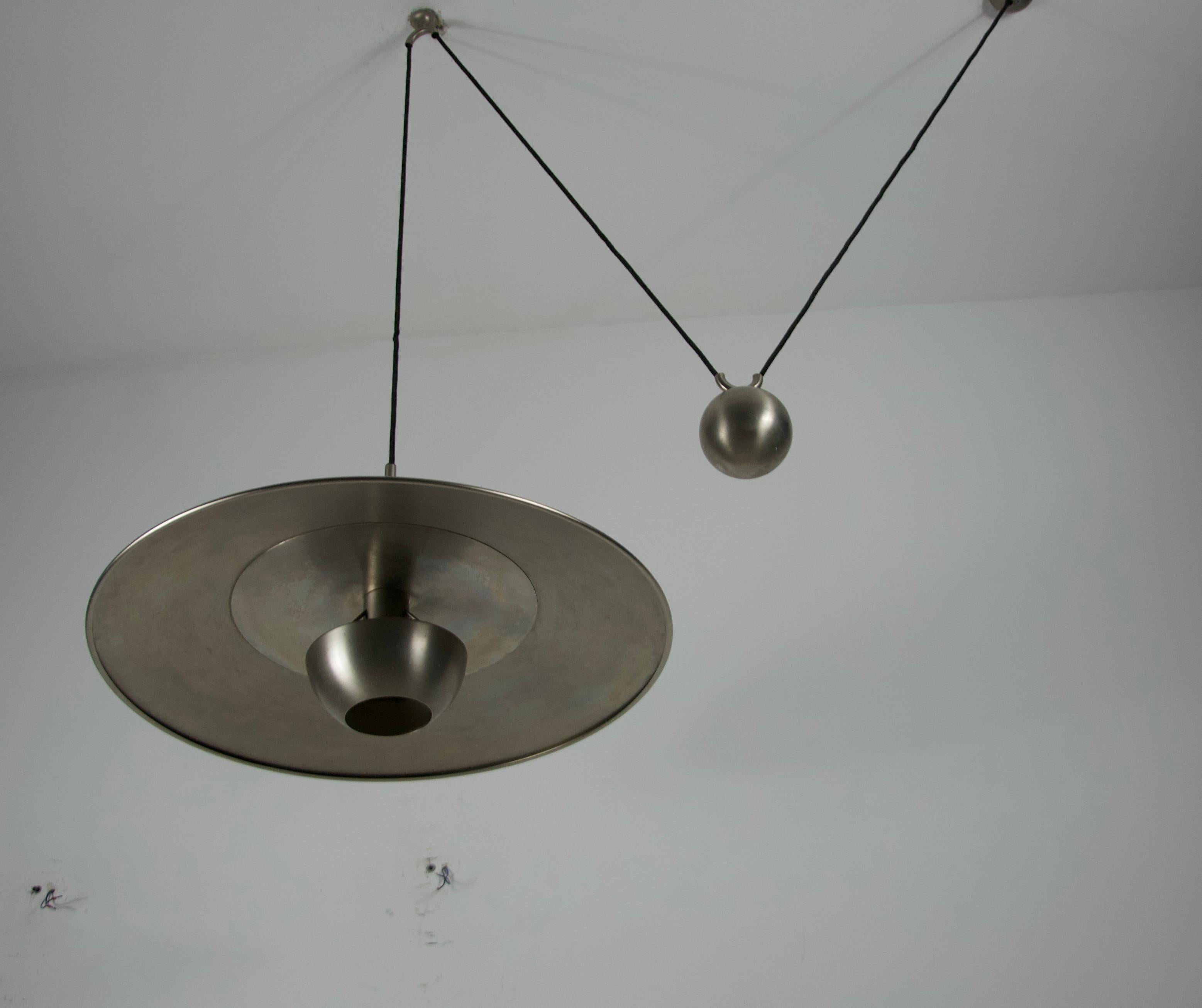 Lampada a sospensione a contrappeso cromata 'Onos 55' di Florian Schulz, Germania, anni '70 in vendita 2