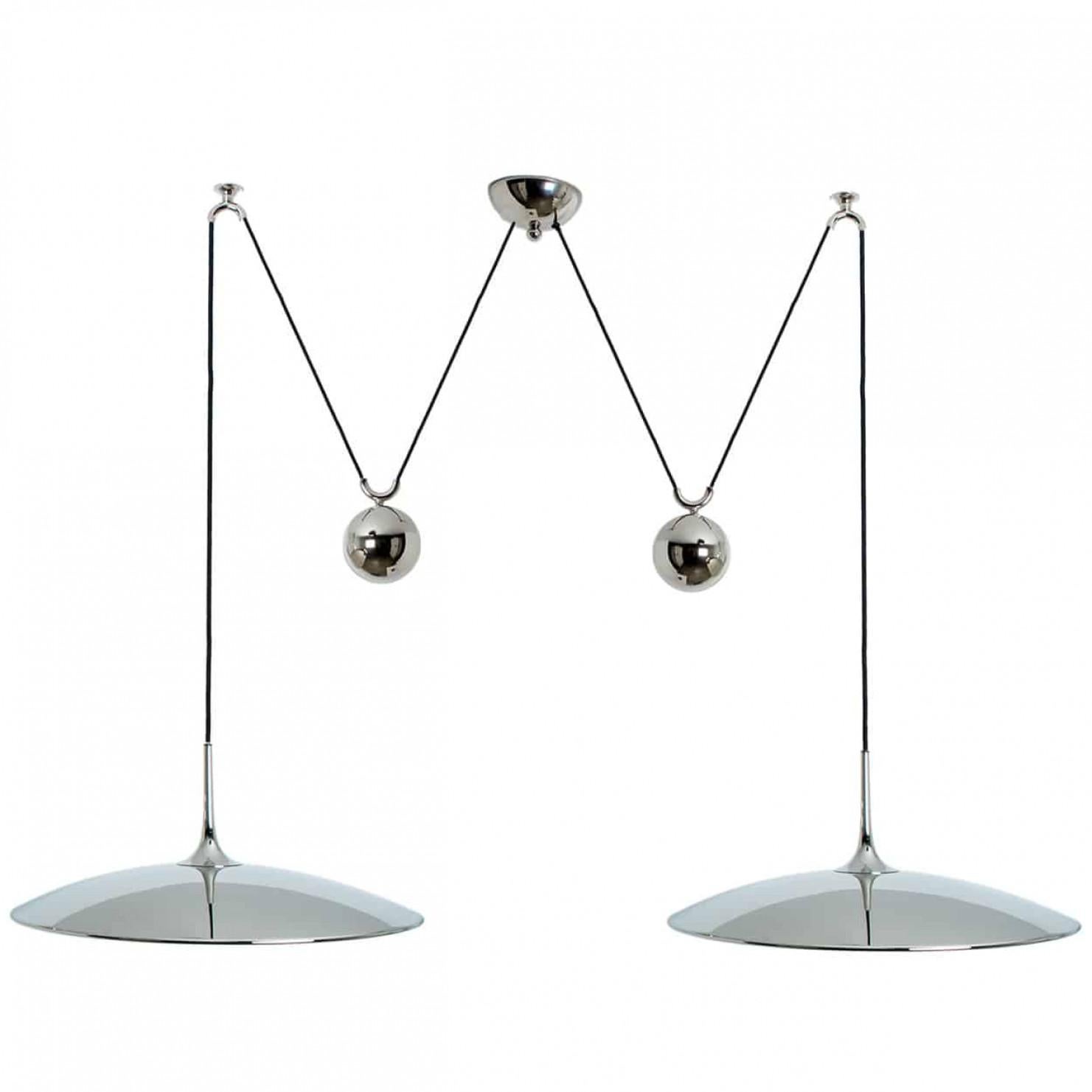 Fantastique lampe suspendue Onos-55 Double Pull de Florian Schulz, Allemagne, Europe. Période de design : 1970-1979, période de production : 2022.

Deux pendentifs en laiton nickelé suspendus à leur propre boule de contrepoids en laiton. Un