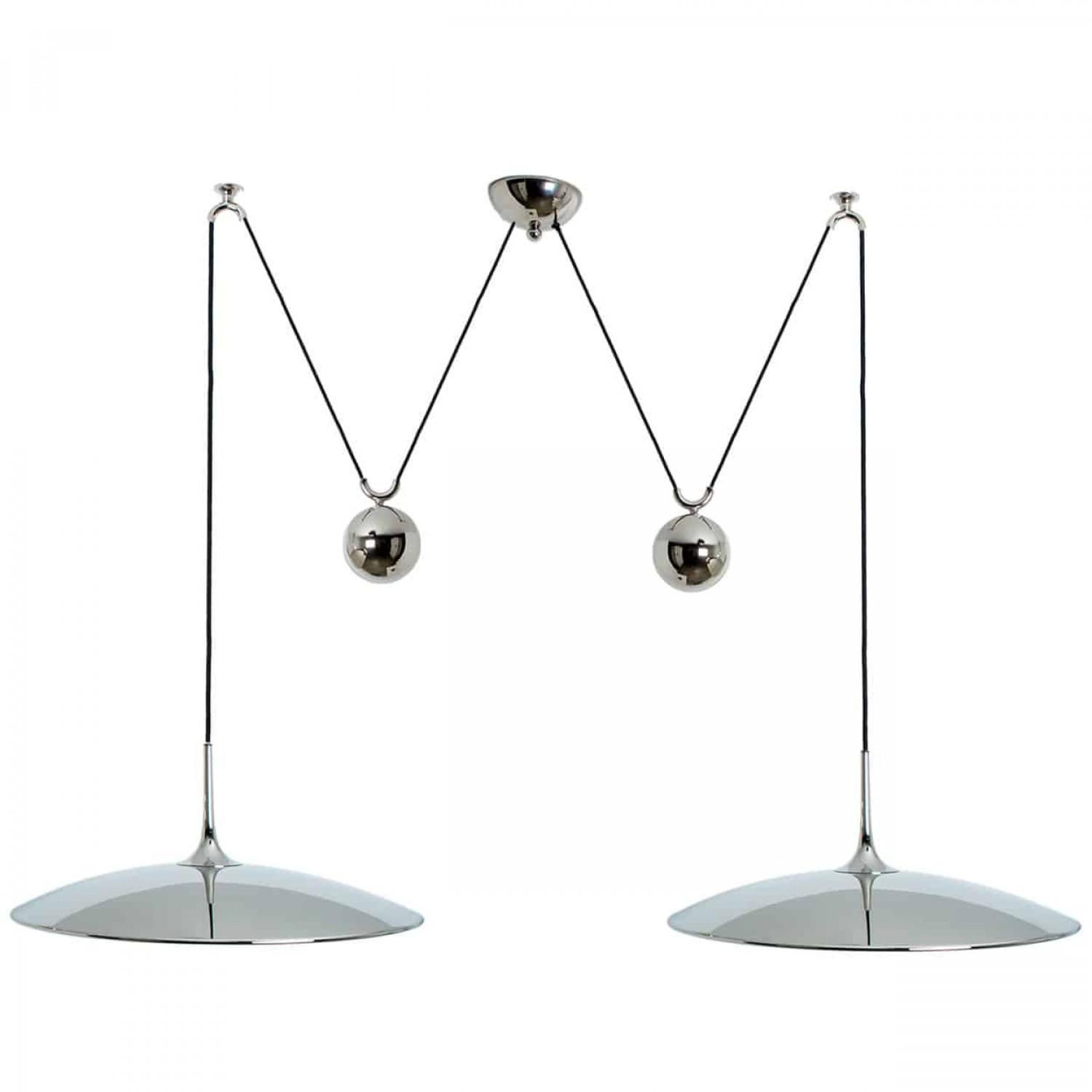 Fantastique lampe suspendue Onos-55 Double Pull de Florian Schulz, Allemagne, Europe. Période de design : 1970-1979, période de production : 2022.

Deux pendentifs en laiton nickelé suspendus à leur propre boule de contrepoids en laiton. Un