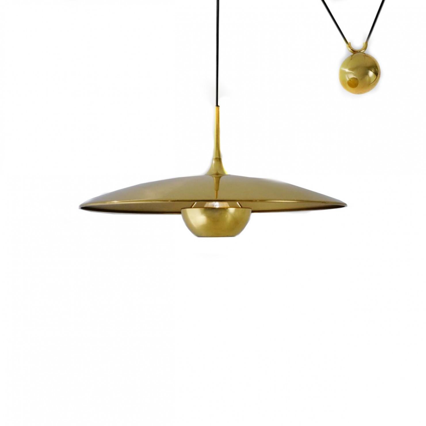 Fantastic Florian Schulz counter balance pendant by Florian Schulz. Design period: 1970-1979, production period: 2022.
The lackered brass pendant is suspended with his own brass ball counter balance. One canopy supports the pendant. The light is
