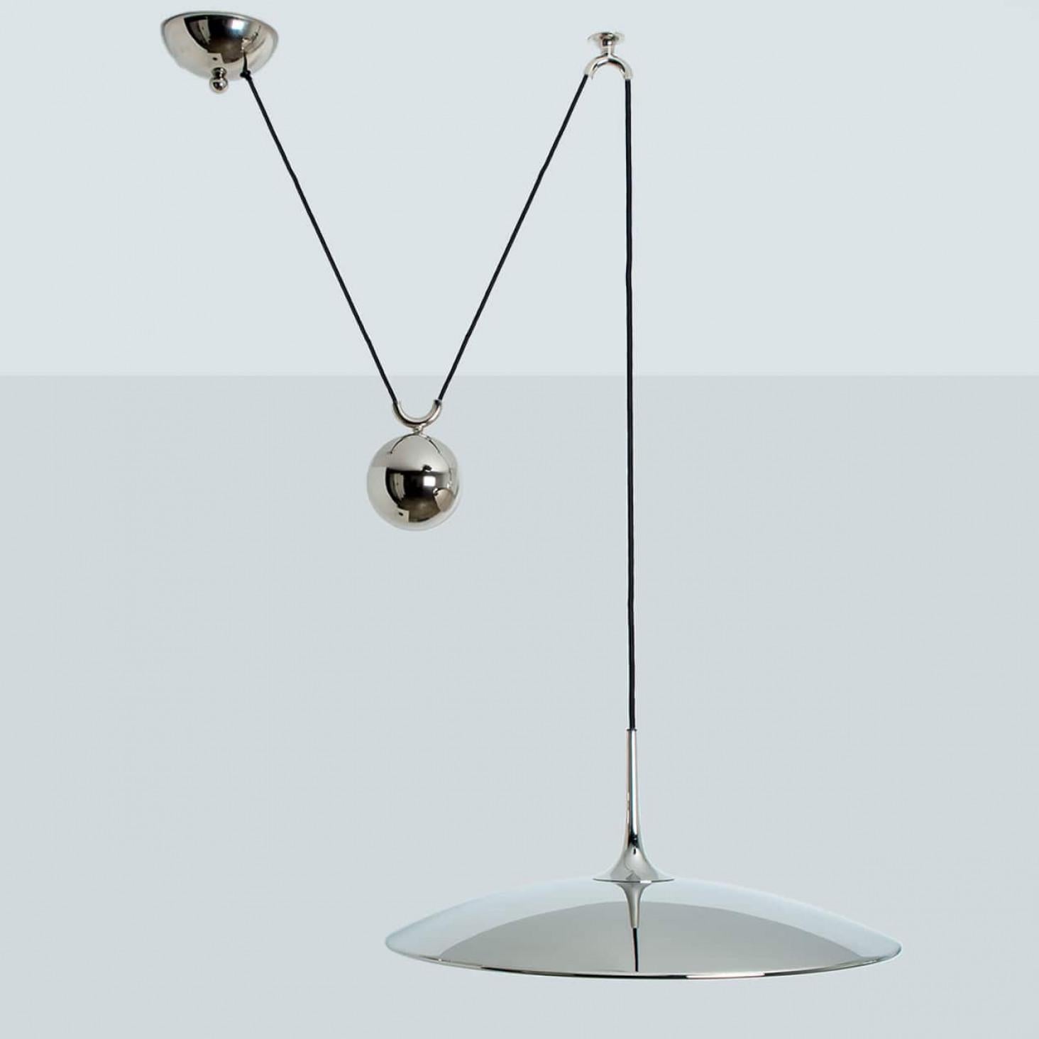 Fantastic Florian Schulz counter balance pendant by Florian Schulz. Design period: 1970-1979, production period: 2022.
The nickel plated brass pendant is suspended with his own nickel plated brass ball counter balance. One canopy supports the