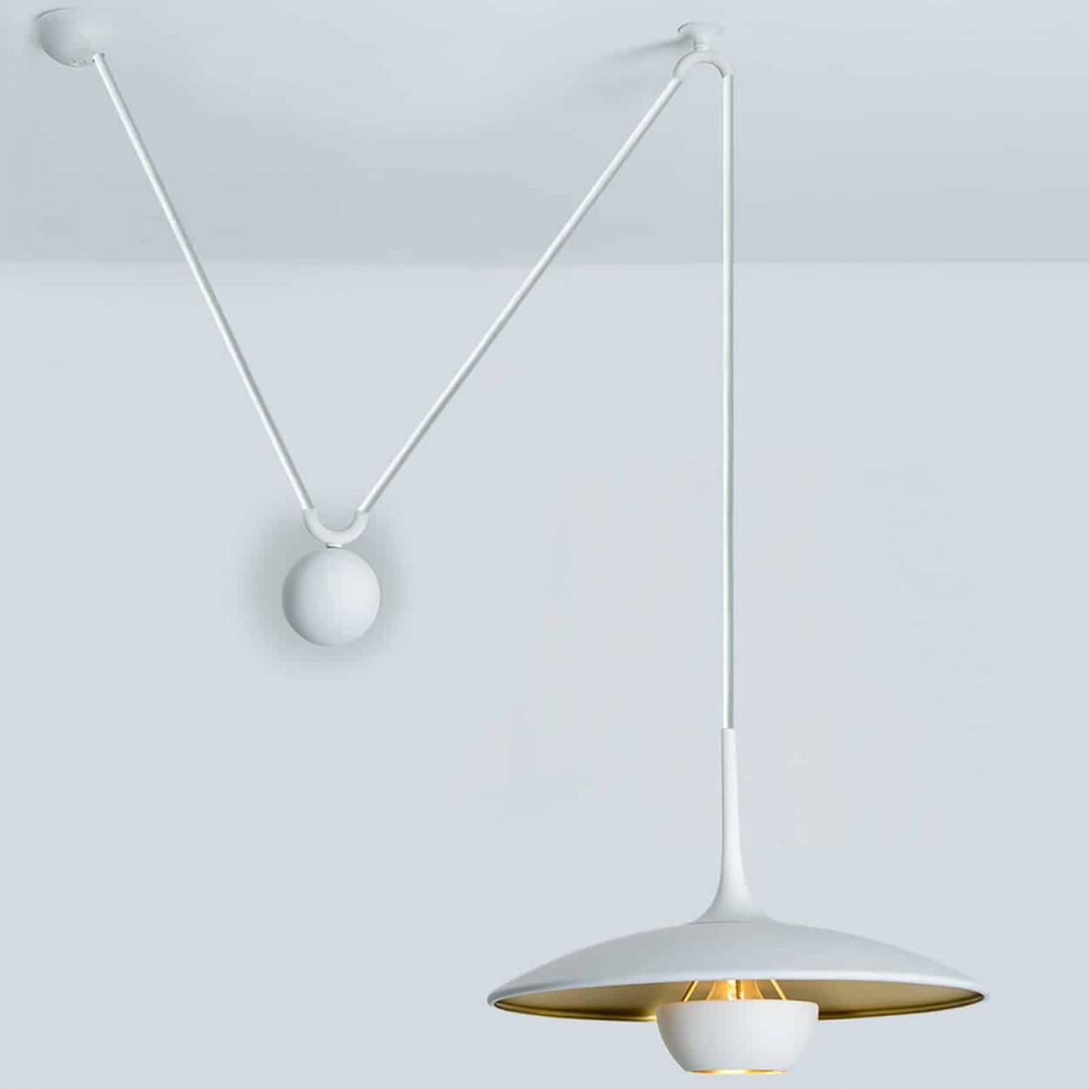 Fantástico colgante Florian Schulz de contrapeso blanco de Florian Schulz. Periodo de diseño: 1970-1979, periodo de producción: 2022.
El colgante de latón con la parte superior blanca lacada está suspendido con su propio contrapeso de bolas de