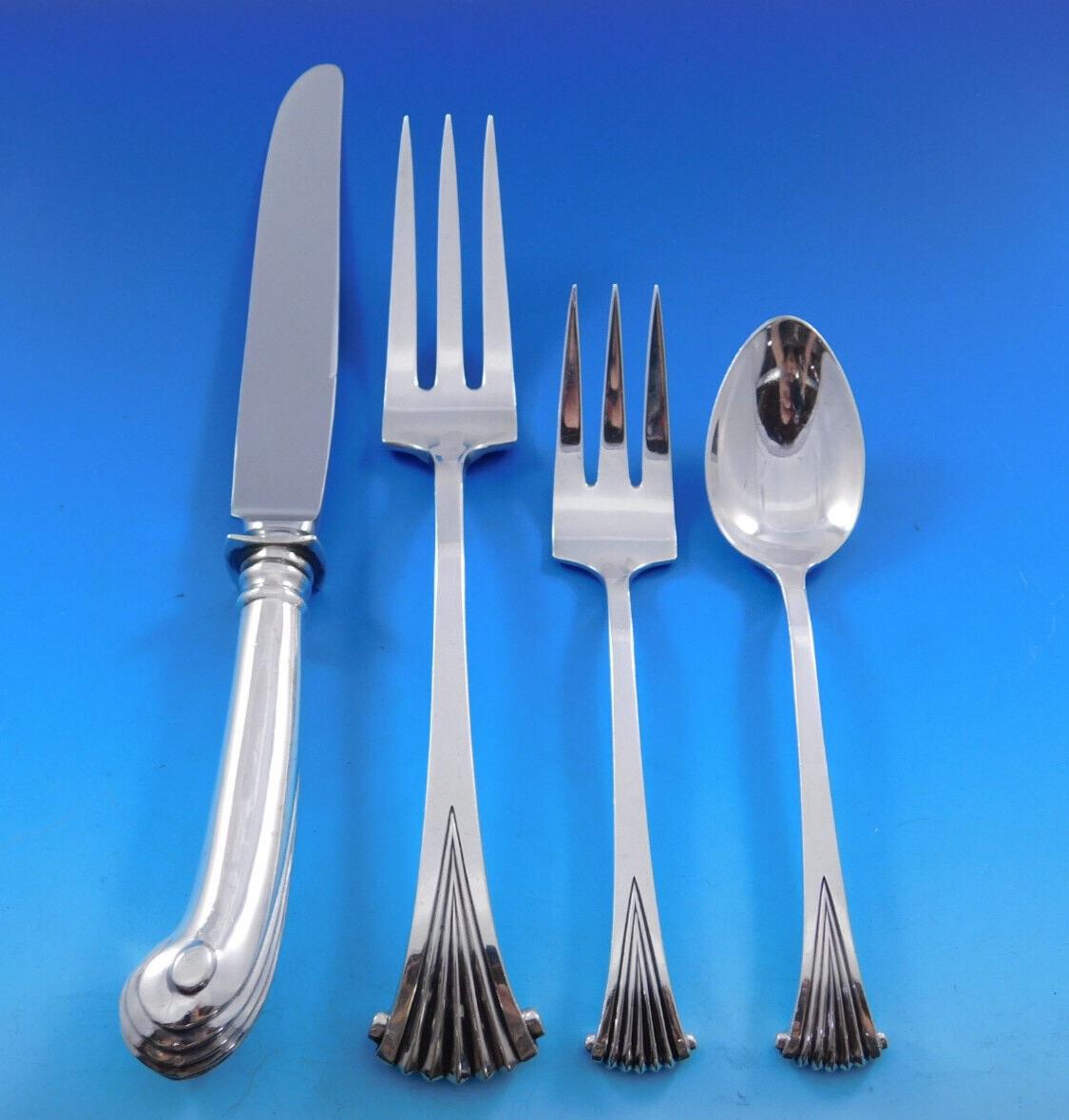 Onslow is finely crafted of heavier weight sterling silver. Impressive in the hand with dramatic pistol handles it is perfect for traditional to transitional table-scapes. This versatile design will transform all of your meals into a special dining