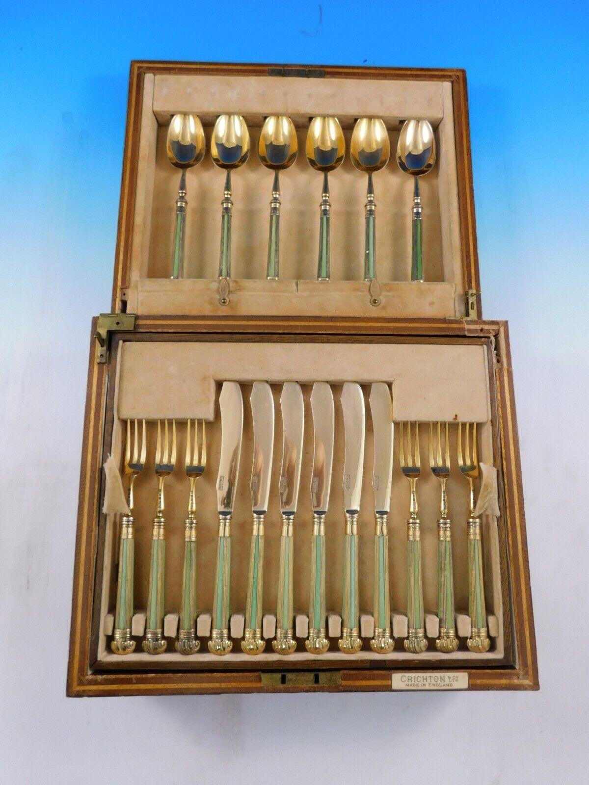Onslow par Crichton Bros. (Anglais) c1922 vermeil (complètement lavé à l'or) Sterling Silver and green dyed false bone handle Fruit and Dessert flatware set, 36 pieces. Cet ensemble comprend :

12 cuillères à dessert, 7
12 Couteaux à fruits, 8
12
