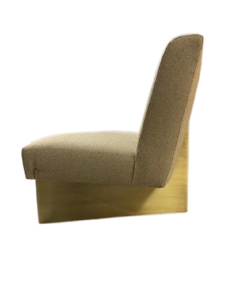Upholstered and metal, it can be customized to the brass color you like.