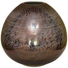 Vase contemporain en porcelaine marron et platine vernissé à la main par un maître artiste