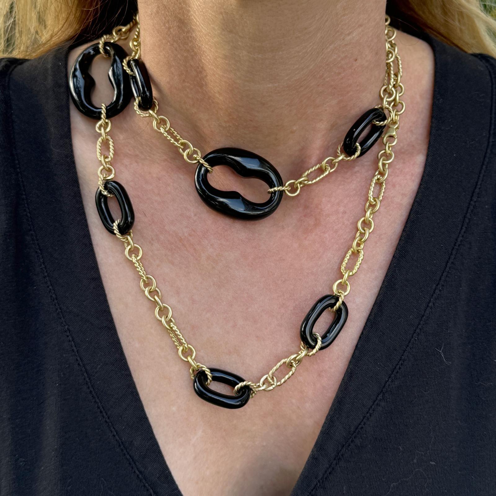 Diese 14K Gelbgold geschnitzt Onyx und Gold Link Halskette von Herco ist ein vielseitiges und anspruchsvolles Stück, Messung 33 Zoll in der Länge mit einem sicheren Karabinerverschluss. Die Halskette besteht aus einer Reihe von geschnitzten