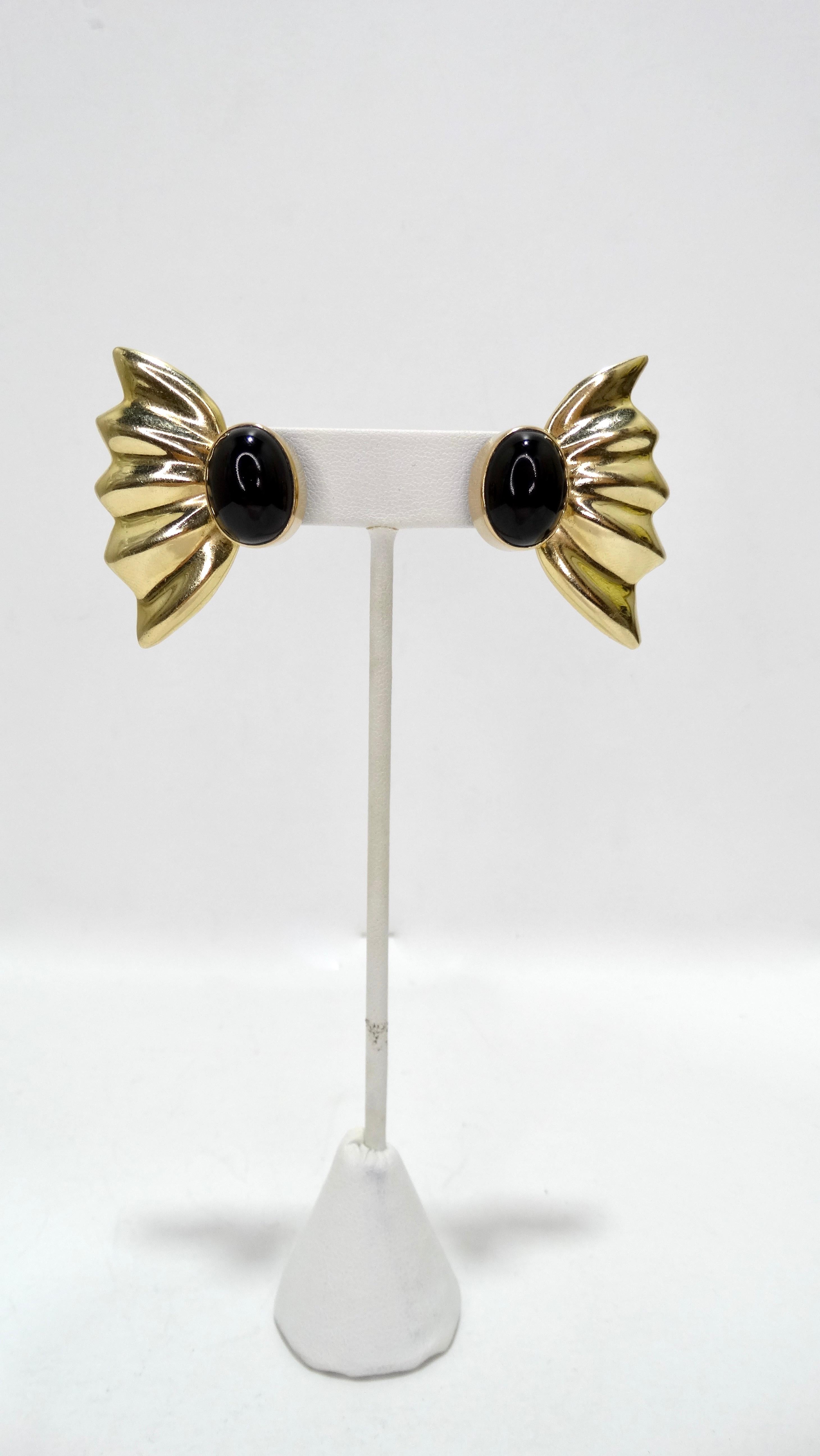Zeitlose Ohrringe aus dem späten 20. Jahrhundert, gefertigt aus 14-karätigem Gold in einem Schmetterlingsflügel-Design mit einem oval geschliffenen Onyx-Stein. Durchbrochene Verschlüsse mit Hebelverschluss, gestempelt mit 14k und 'JB'. Diese
