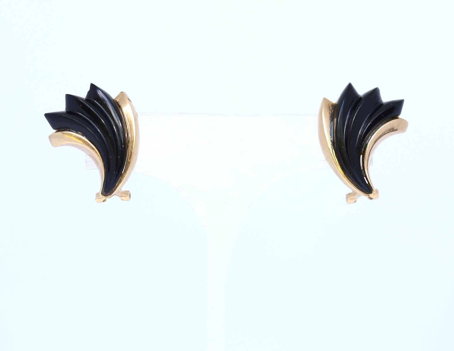 Taille ronde Boucles d'oreilles en or jaune 14 carats et onyx, 1970 en vente