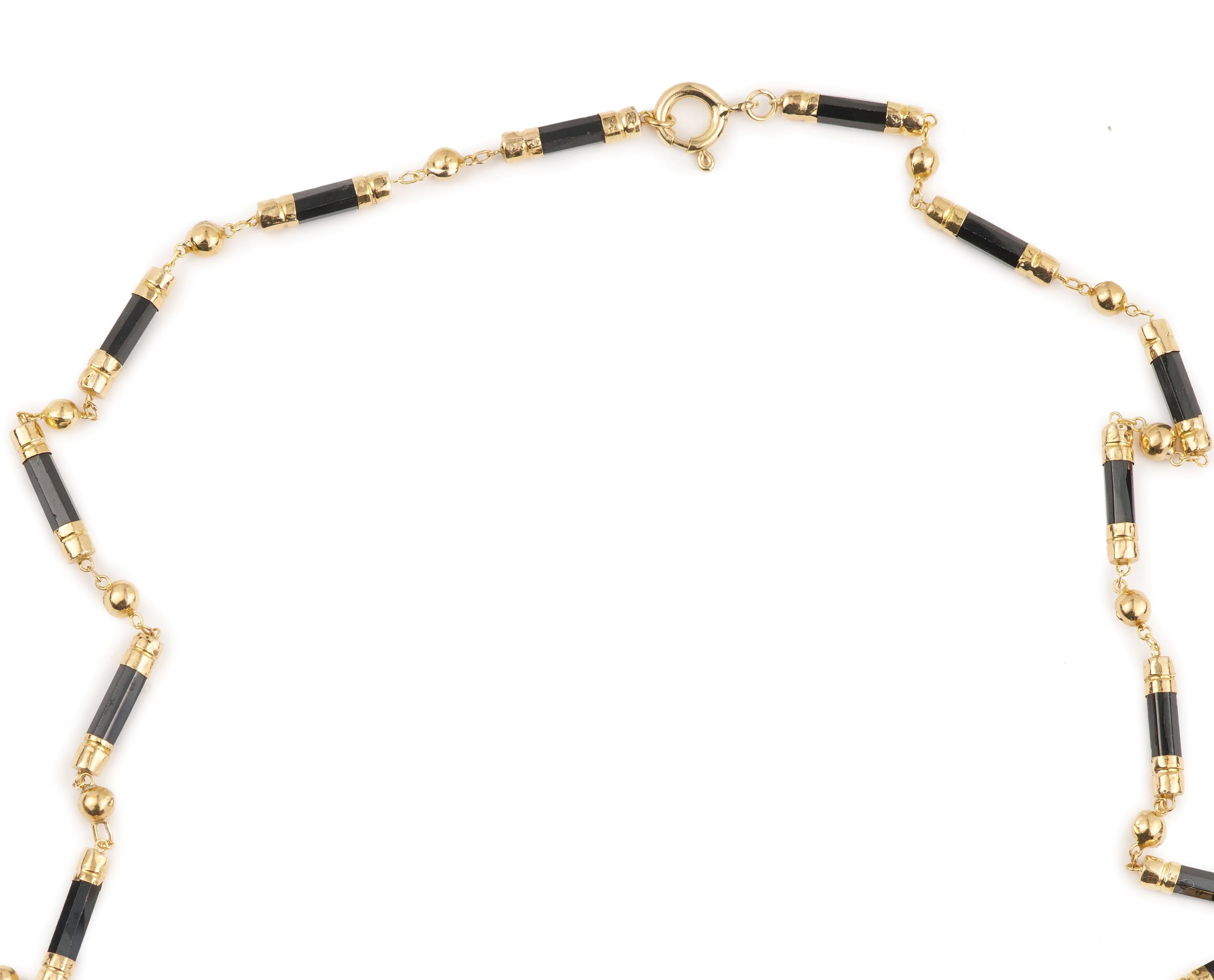 Elegant necklace / long necklace made of onyx cylinders, gold cylinders and gold balls.

Necklace length: 61 cm (24 inches)

18 carat yellow gold clasp

18 carat yellow gold, 750/1000

Weight 13.60 gr

French Work circa 1980