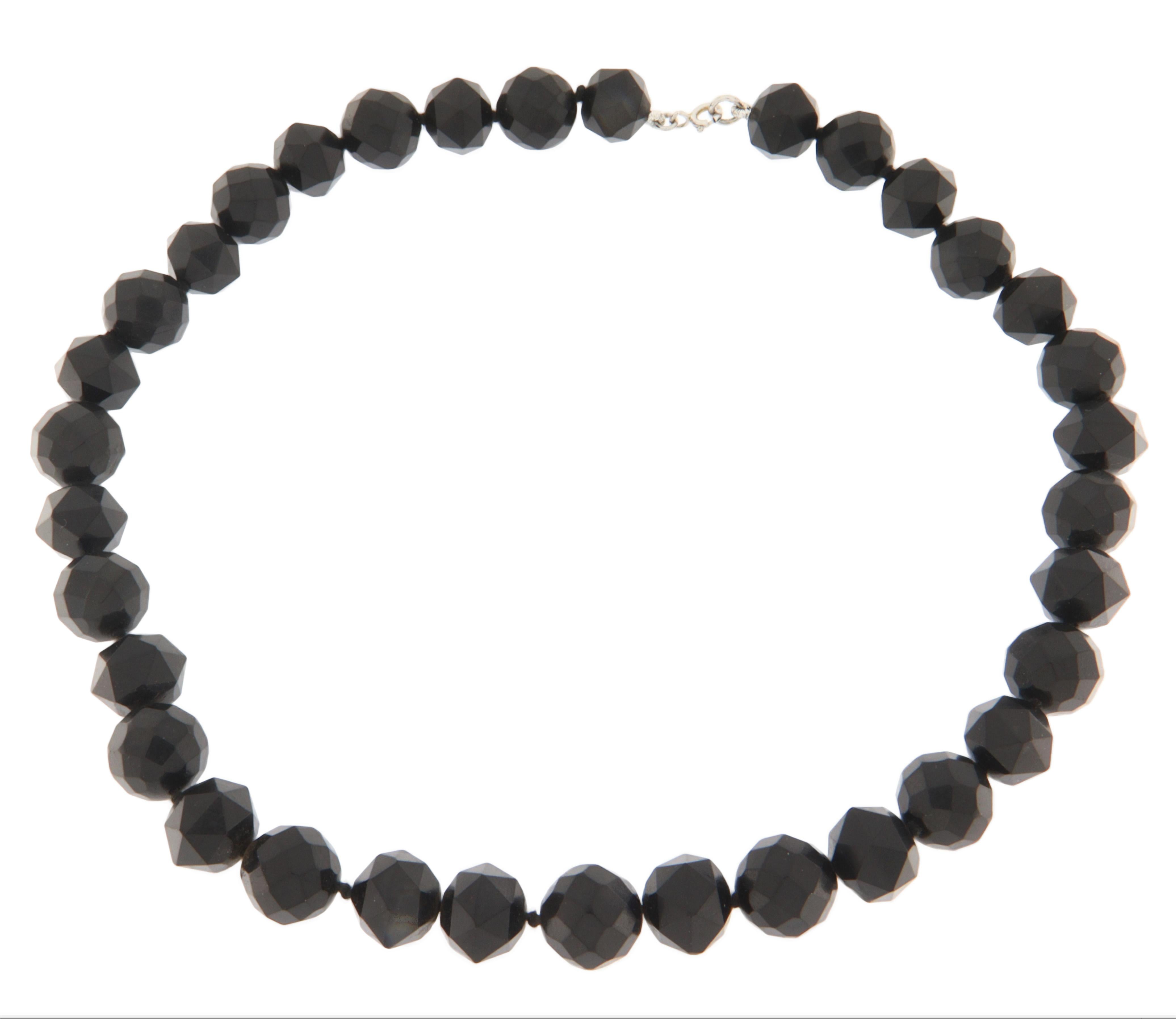 Elegante e senza tempo, questa collana è realizzata con splendide perle di onice naturale sfaccettate, dalla tonalità nera intensa e profonda. Ogni perlina misura 11 millimetri di diametro, selezionati con cura per garantire una perfetta armonia