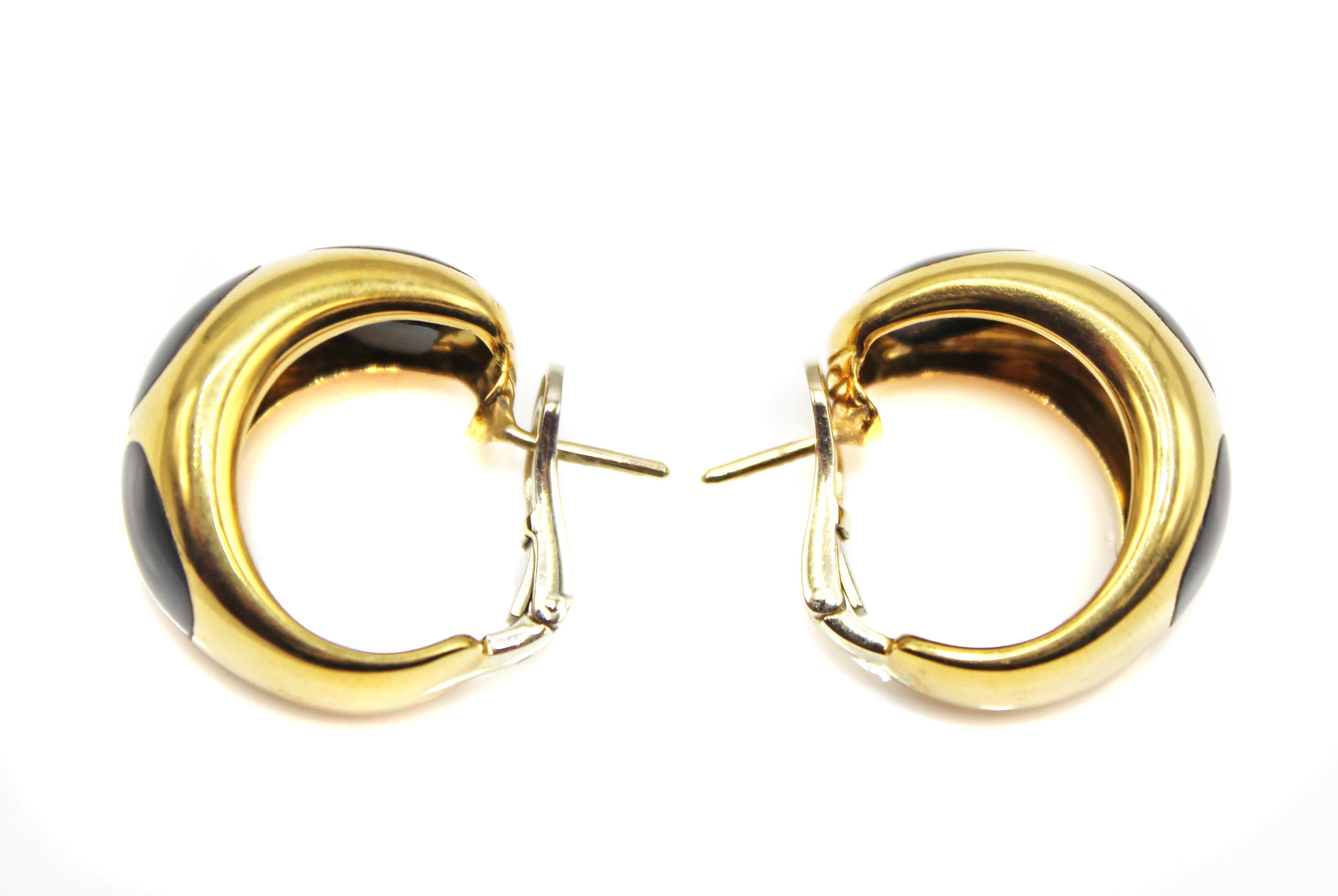These chic 1980s ear-clips, wonderfully hand-crafted in 18 karat gold have the perfect curve to fit elegantly around the ear-lobe . The polished curved gold has 3 perfectly matched buff-top black onyx carres set flush into them, giving these
