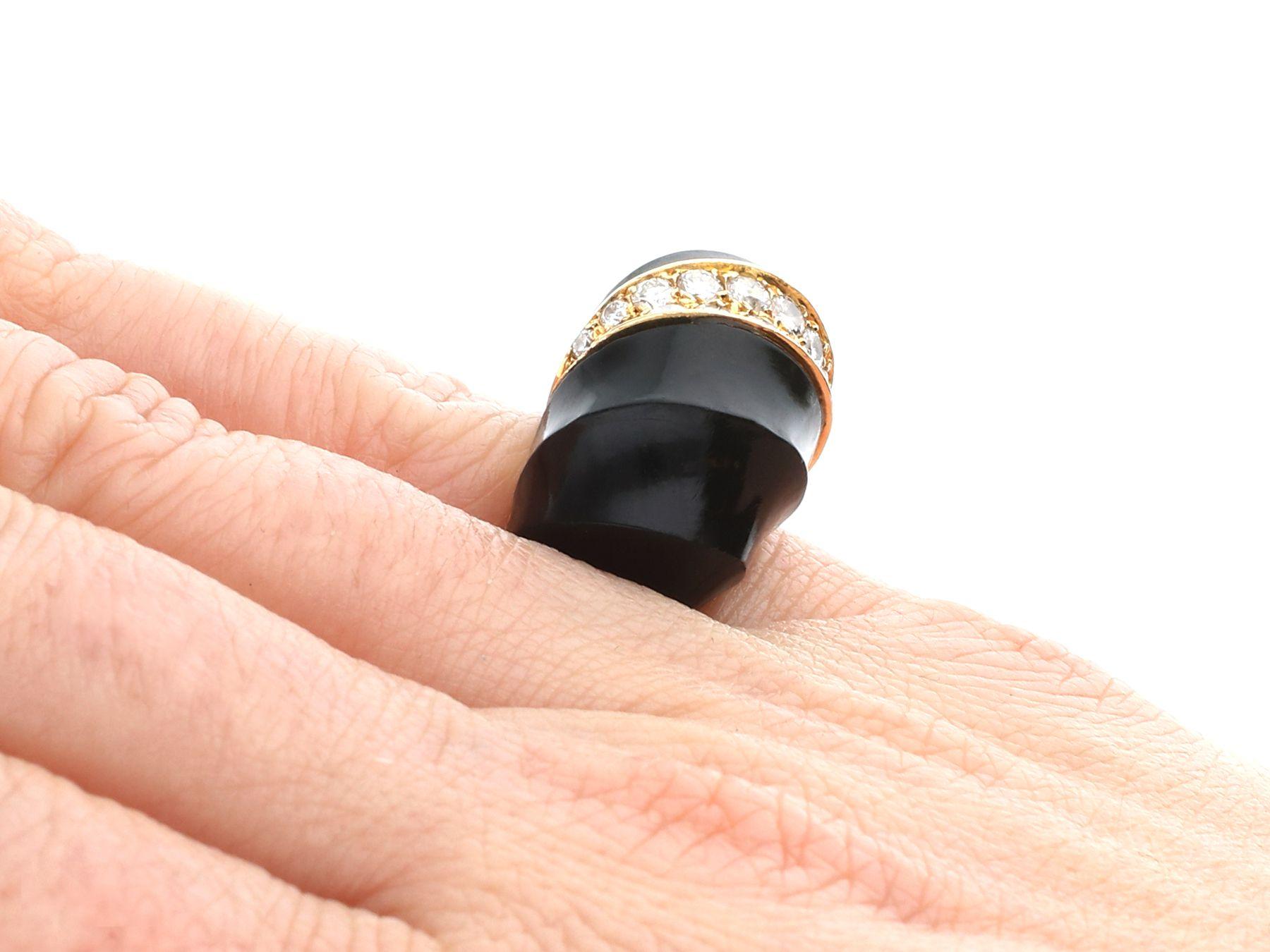 Onyx and 1.06 Carat Diamond Yellow Gold Cocktail Ring For Sale 3