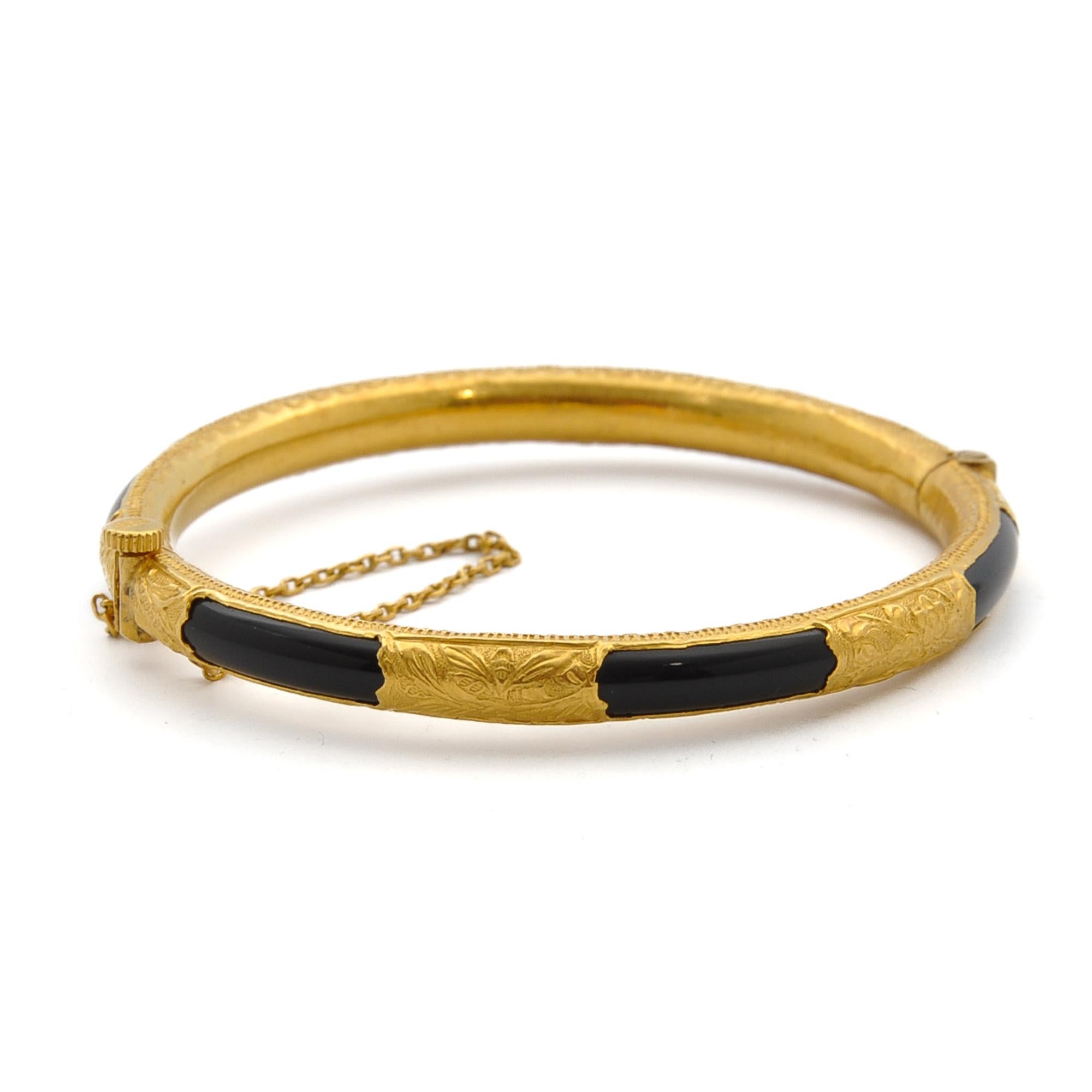 Onyx and 20K Gold Engraved Rigid Hinged Bangle Bracelet In Good Condition For Sale In Rotterdam, NL