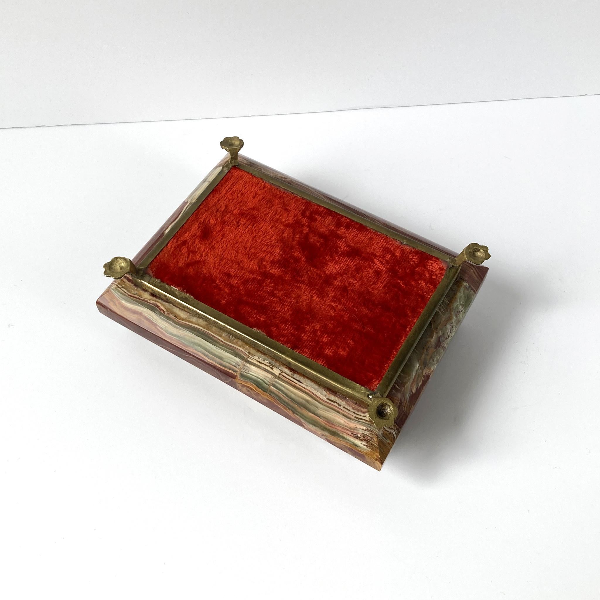Onyx and Brass Hinged Box in Brown, Amber, Taupe and Red, Italian, 1960s In Good Condition For Sale In New York, NY