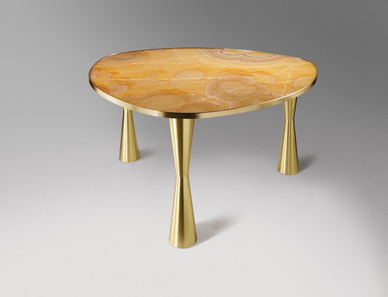 Onyx And Brass Satellite Dining Table by Atelier Terrai
Dimensions: D 135 x W 155 x H 82 cm.
Materials: Brass and onyx.

A contemporary piece of functional decor, this exquisite dining table boasts a luminous and plush allure. Solidly resting on