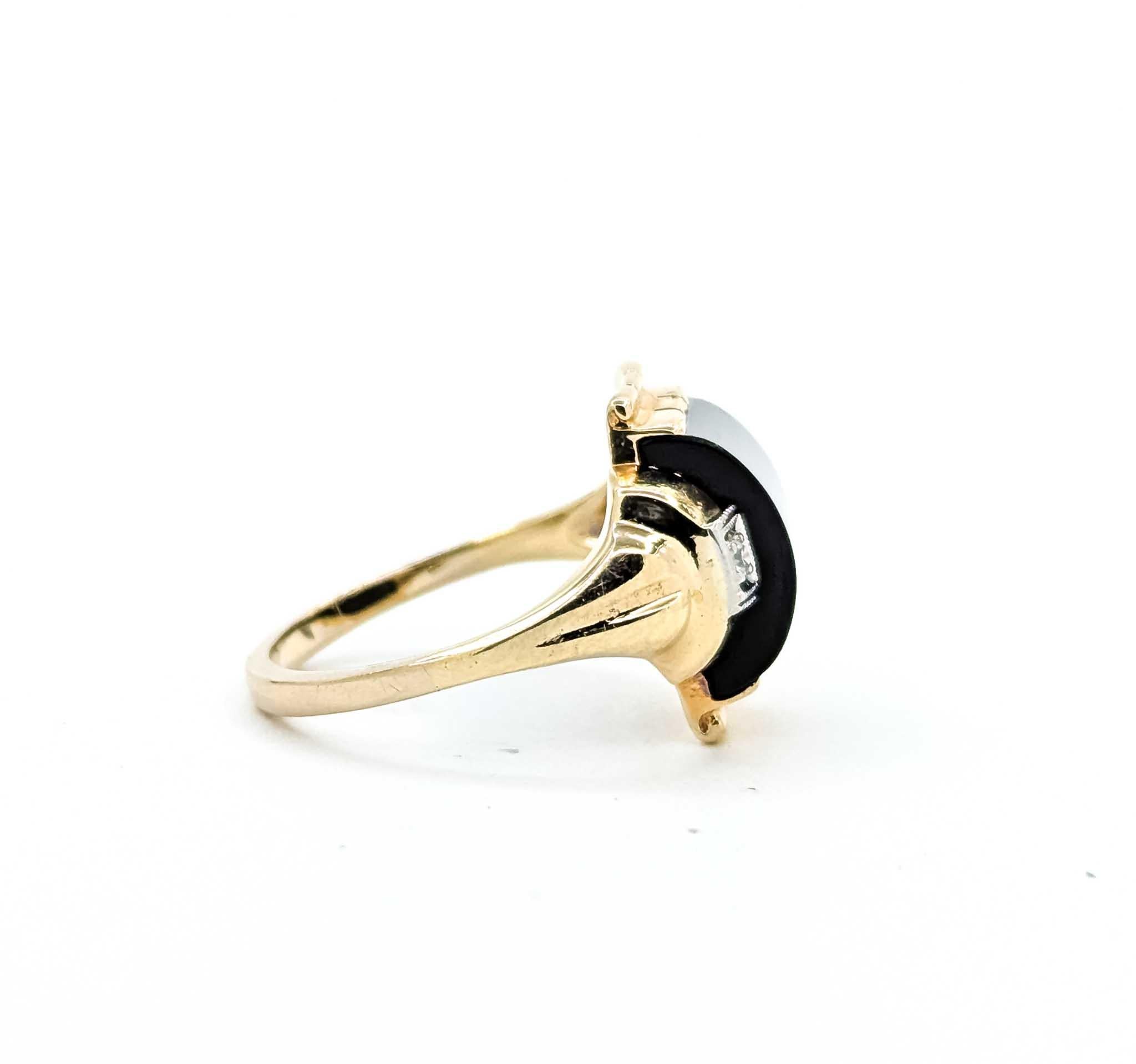Anello in oro 10k con onice e diamanti

Ti presentiamo questo squisito anello, meticolosamente realizzato in oro 10k, che sfoggia uno splendido design di metà secolo. L'anello presenta un'accattivante combinazione di onice e diamanti scintillanti,
