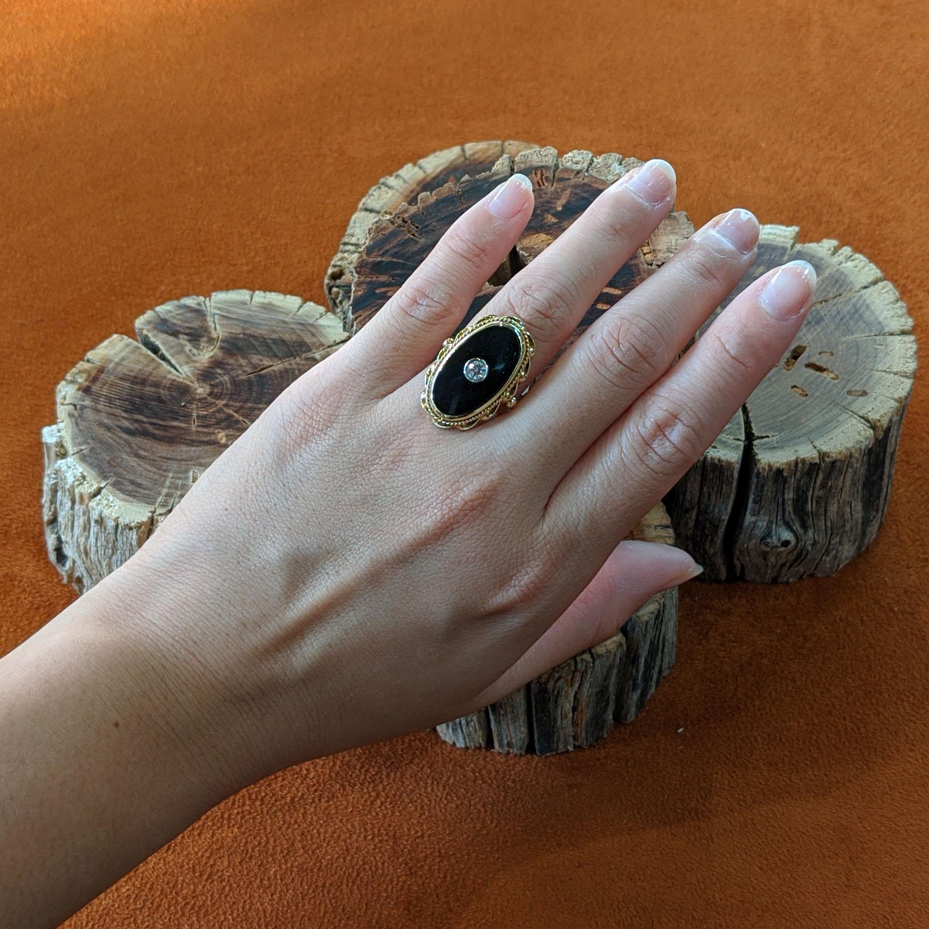 Onyx and Diamond 14 Karat Yellow Gold Ring In Good Condition For Sale In Los Angeles, CA