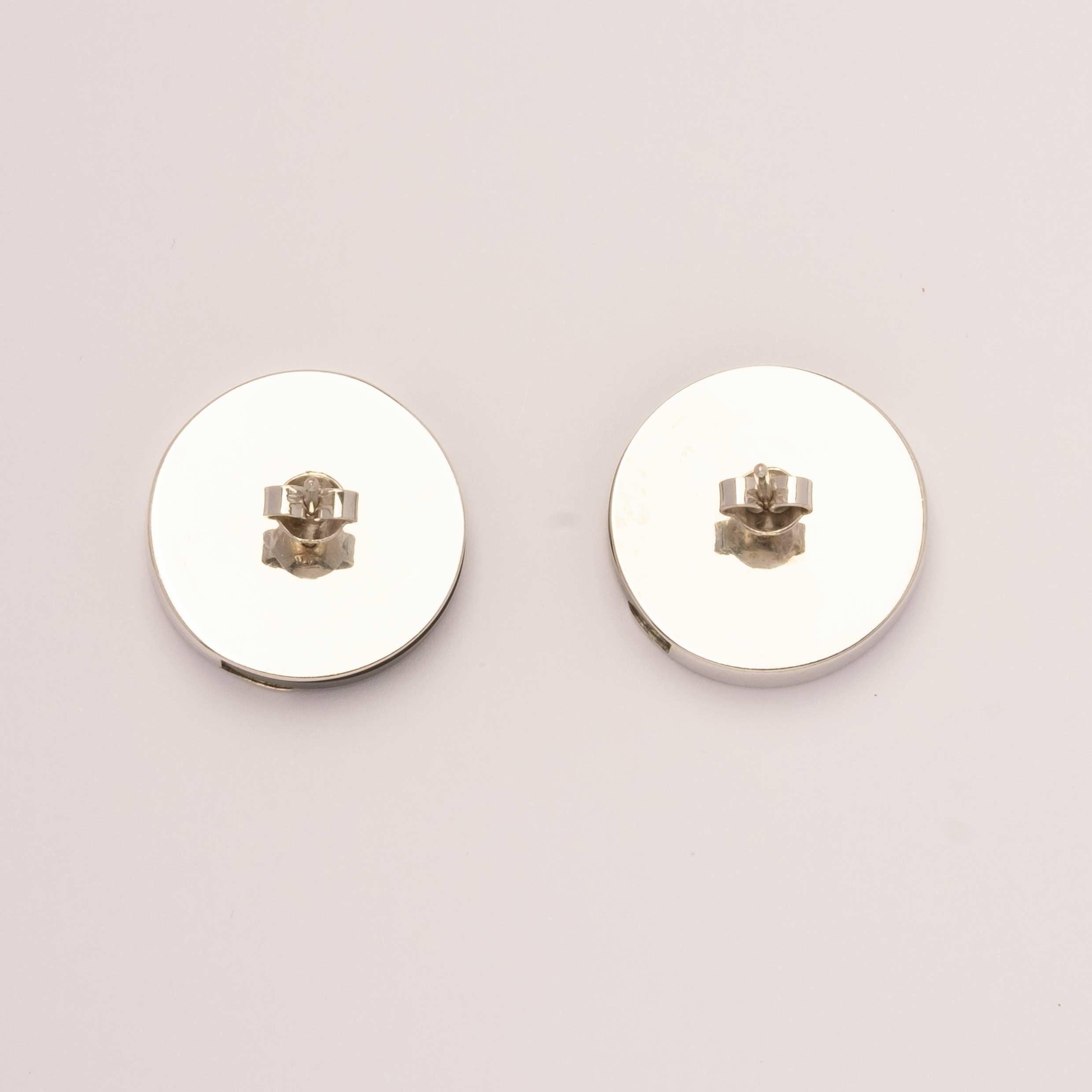 Showstopping onyx and diamond earrings, set in 18ct white gold. 1960s period, elegant design perfect for evening wear.


Highlights:
- 18ct white gold
- Onyx and diamonds
- 1960s period

Measurements
- 2.3 cm diametre
- Weight: 15.67g