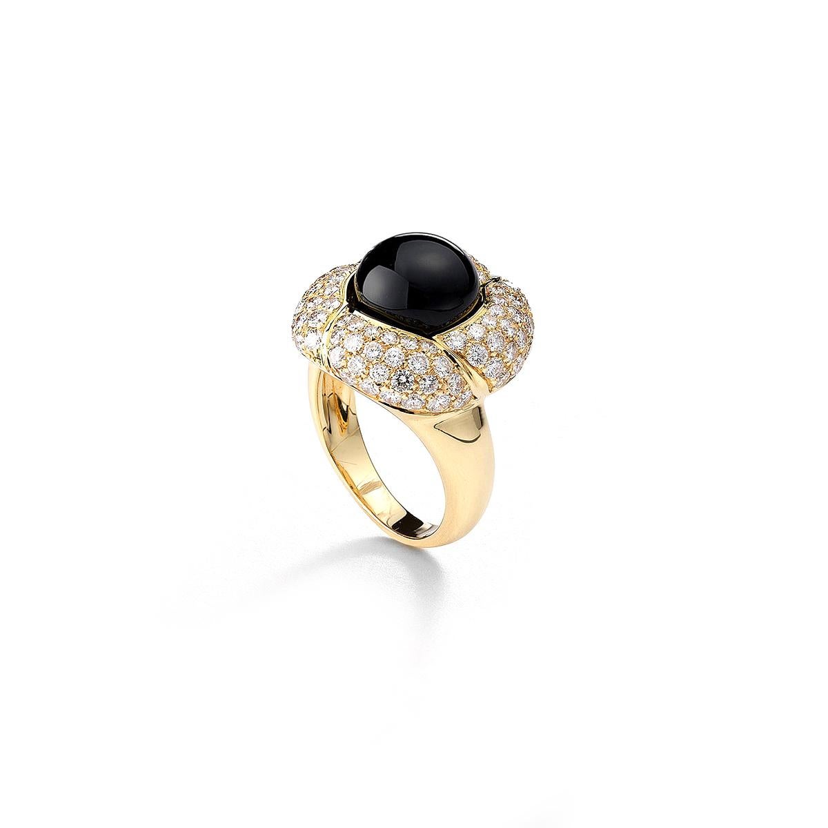 Bague en or jaune 18 carats sertie d'un onyx de 1,03 ct et de 94 diamants de 1,87 ct Taille 54  