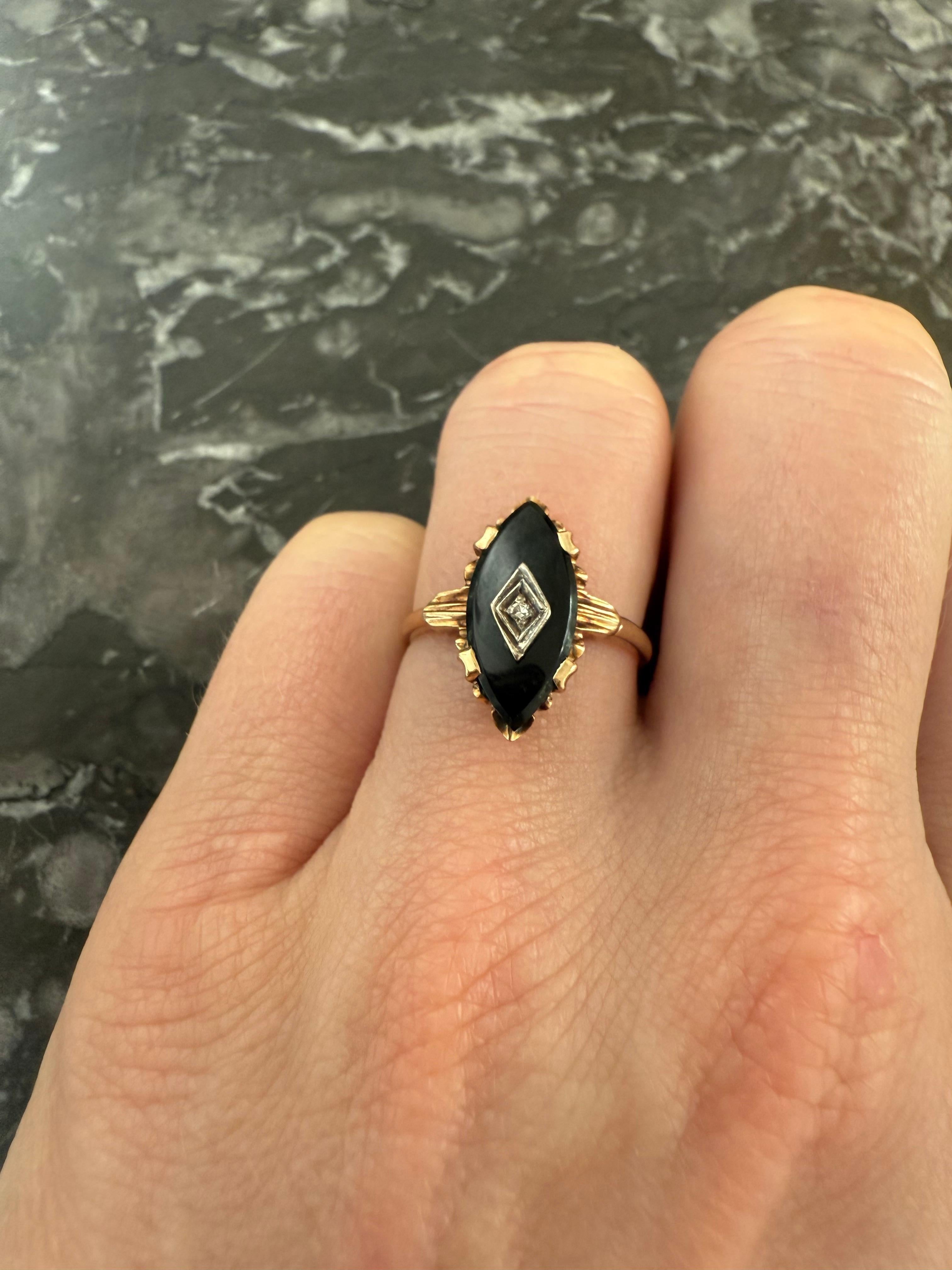 Anello con onice e diamante marquise incastonato in oro 9ct con dettagli in argento intorno al diamante. Le spalle e l'incastonatura intorno all'onice sono ornate da sculture in stile art déco.


Peso: 2g

Dimensioni: Anello USA misura 5,5

Marchi