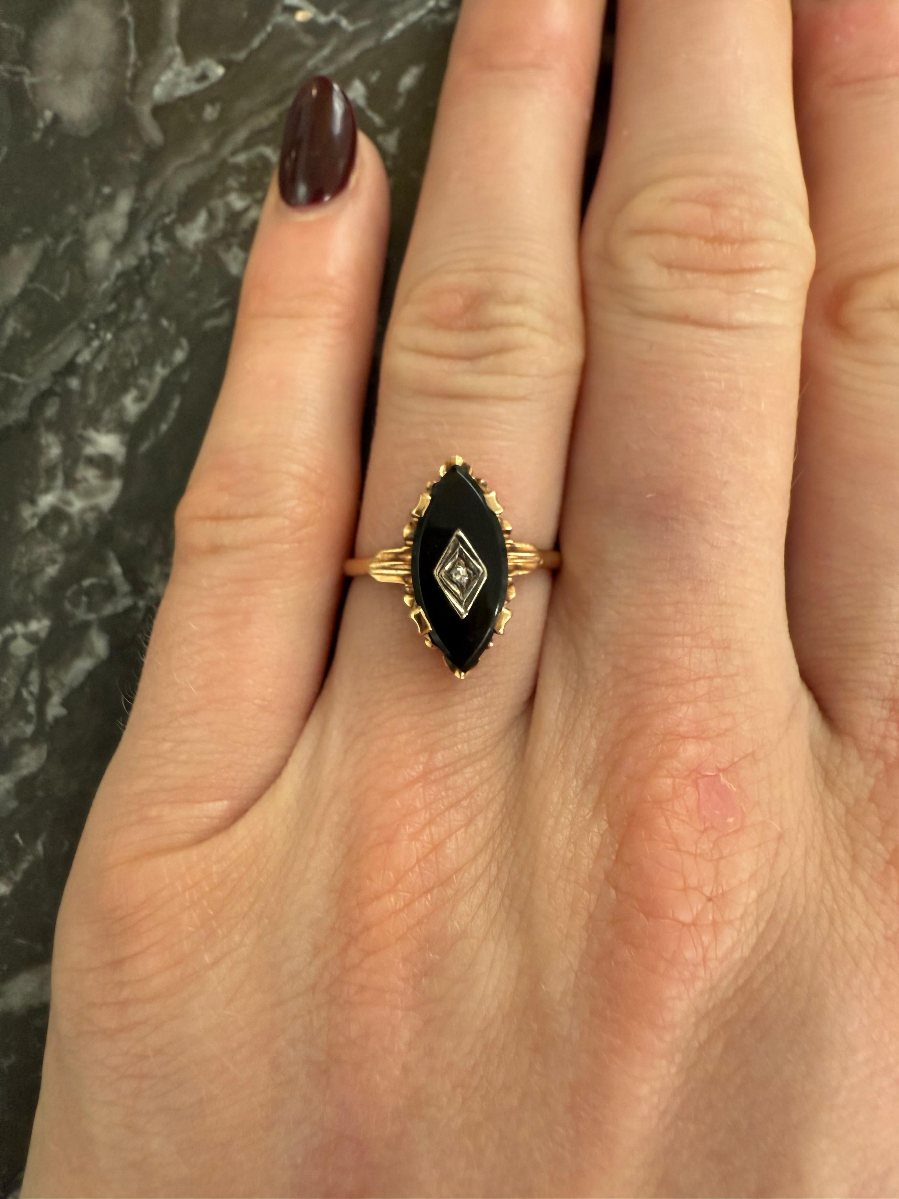 Taglio marquise Anello Marquise con onice e diamanti in vendita