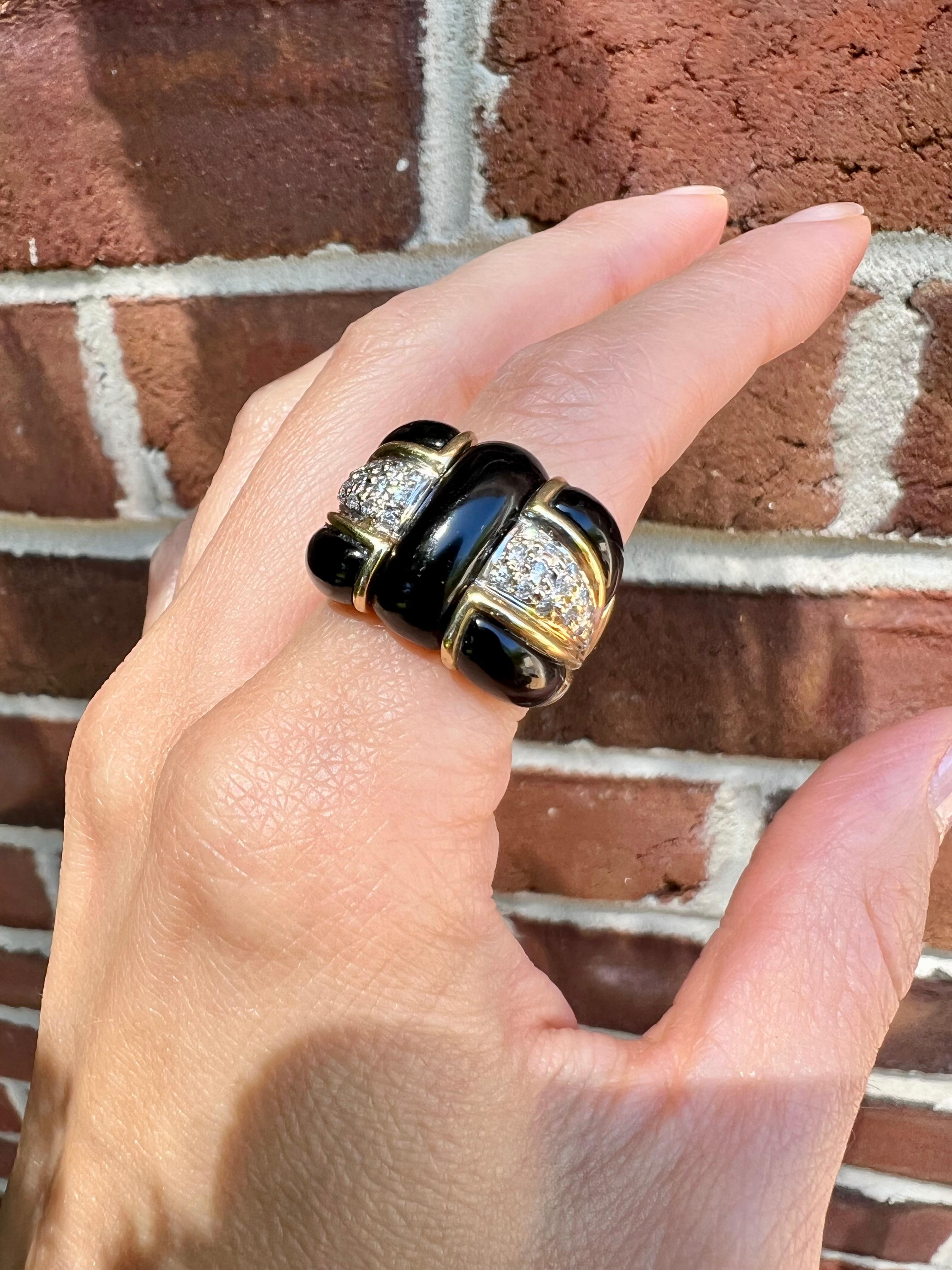 Onyx and Diamond Ring in 18 Karat Gold In Good Condition For Sale In Towson, MD