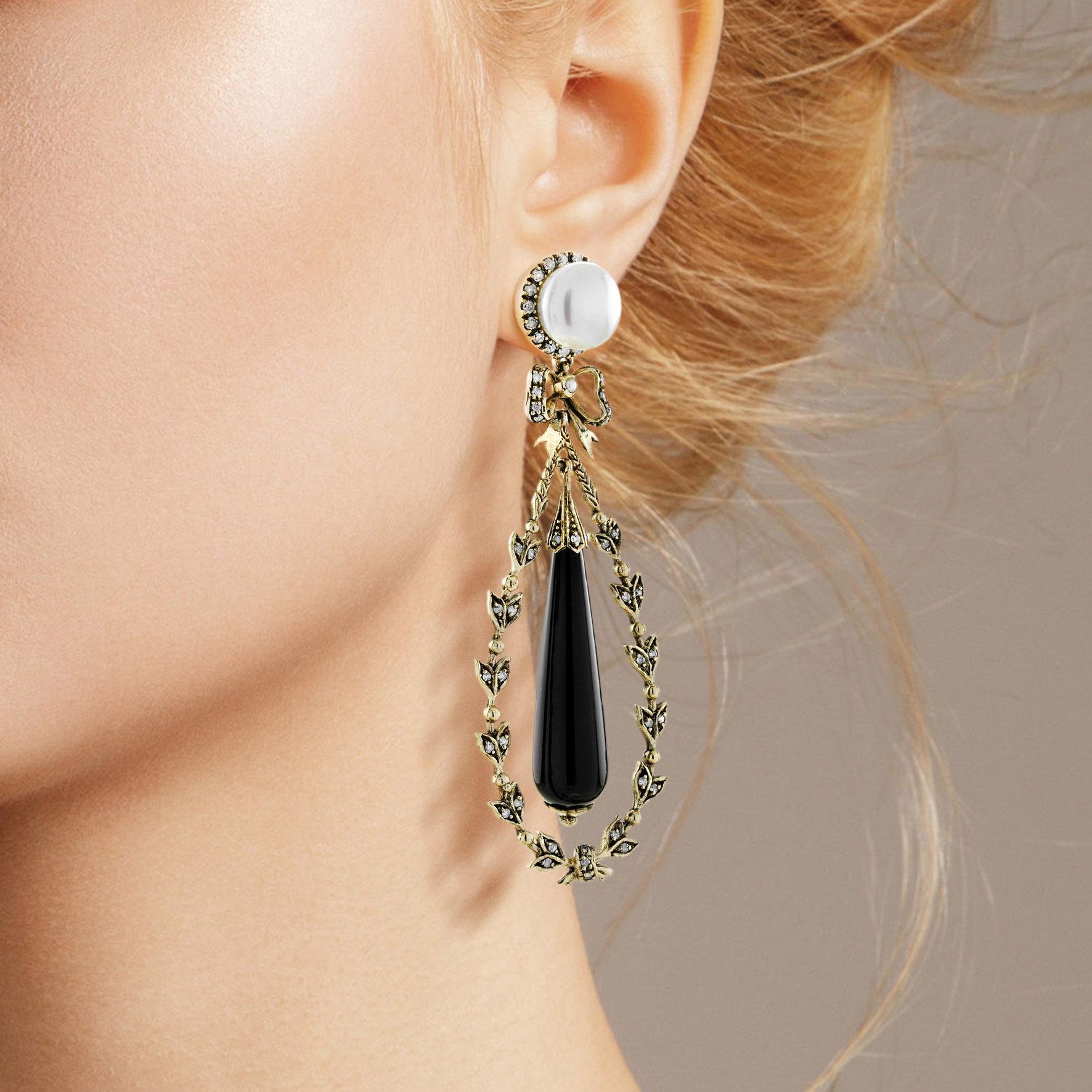 Onyx and Pearl Antique Style Dangle Earrings in 9K Yellow Gold In New Condition For Sale In Bangkok, TH