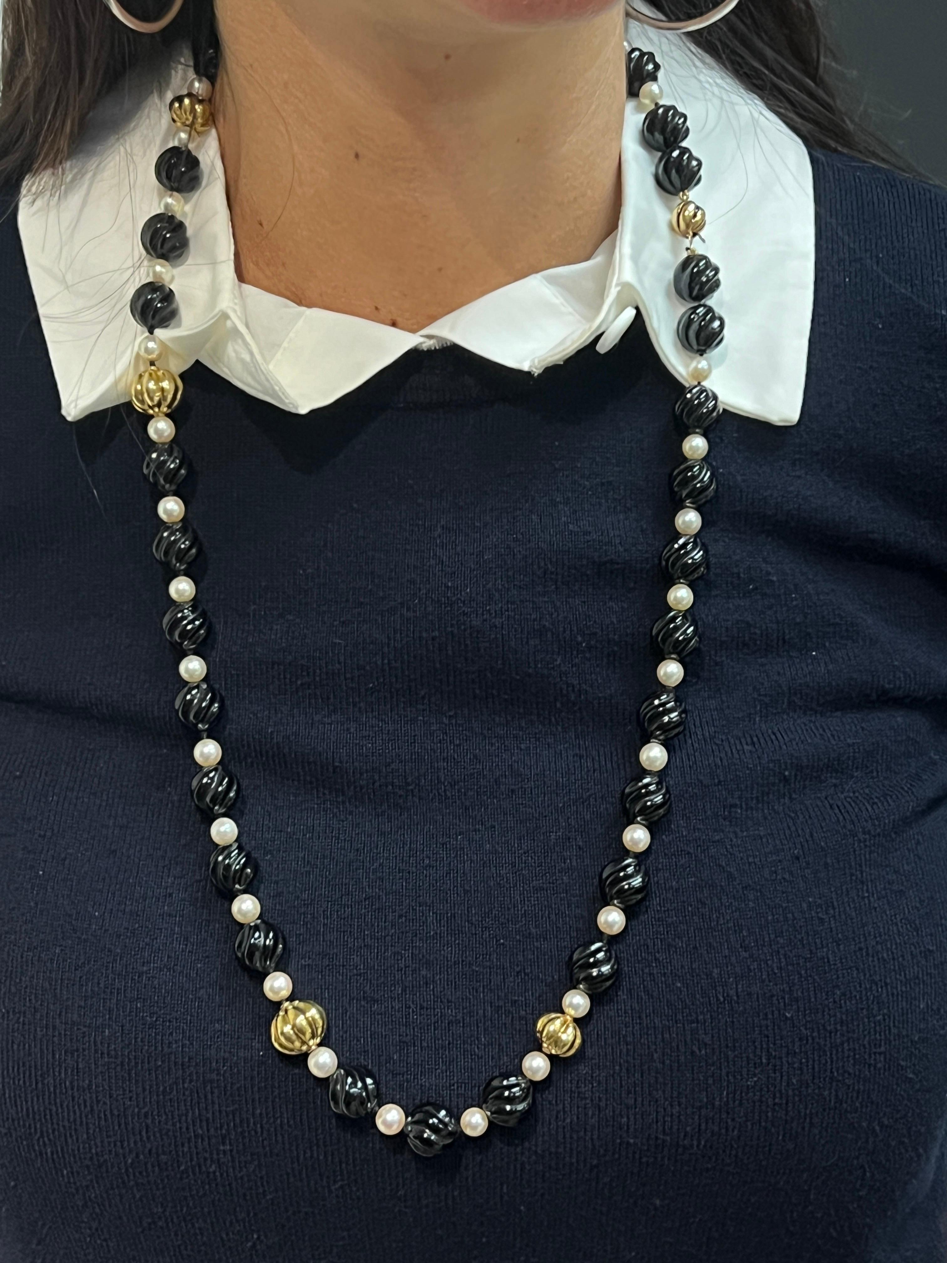 Onyx and Pearl Bead Necklace

A necklace featuring carved onyx beads and cultured pearls, accented with gold beads.

Approximate Length: 28 inches
Onyx bead size: approximately 11.5 mm 
Pearl bead size: approximately 6 mm 
Metal type: 14-karat