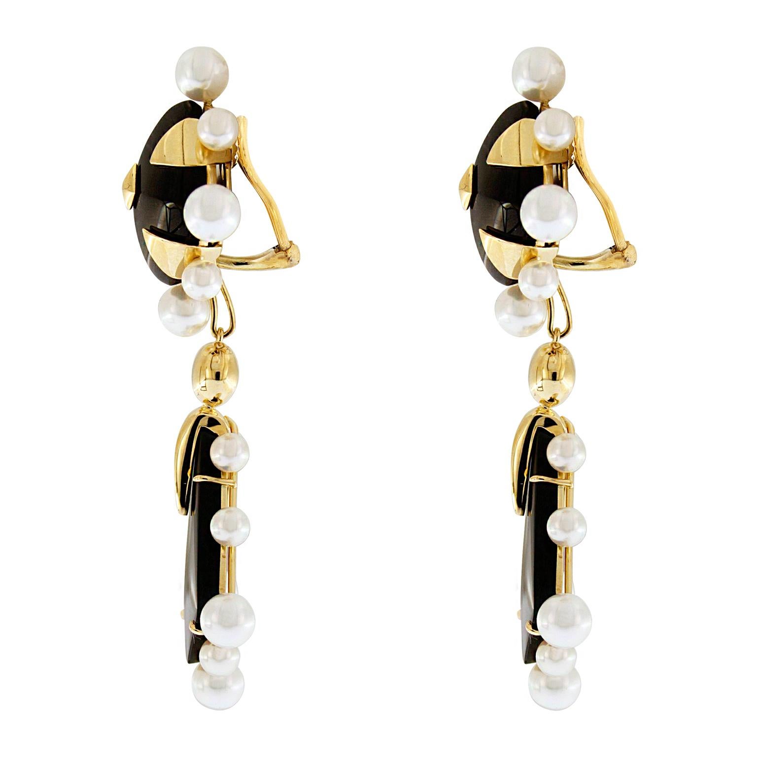 Onyx cushion and removable drop earrings with different sizes of Akoya pearls around them. It is finished in 18kt yellow gold with clip backs.