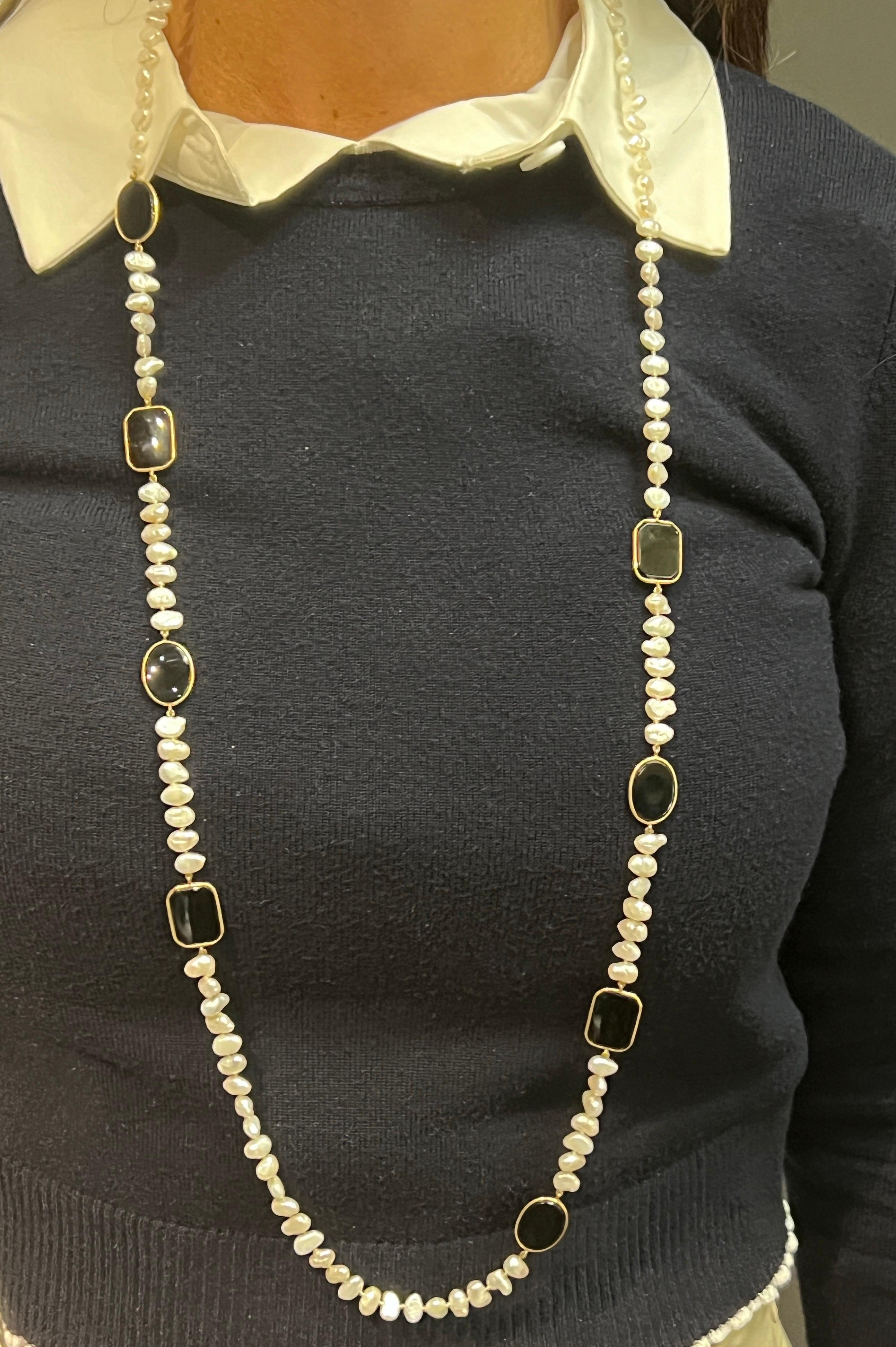 Collana di onice e perle

Una collana di perle con perline e dischi di onice a forma di ovale e ottagono. 

Lunghezza approssimativa: 38