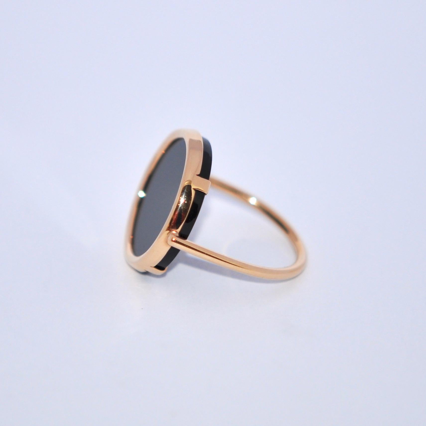 Discover this Onyx and Rose Gold 18 Karat Fashion Ring.
Onyx
Rose Gold 18 Karat
French Size 54 
US Size 7
70's Style 
Colourful and Geometric Lines