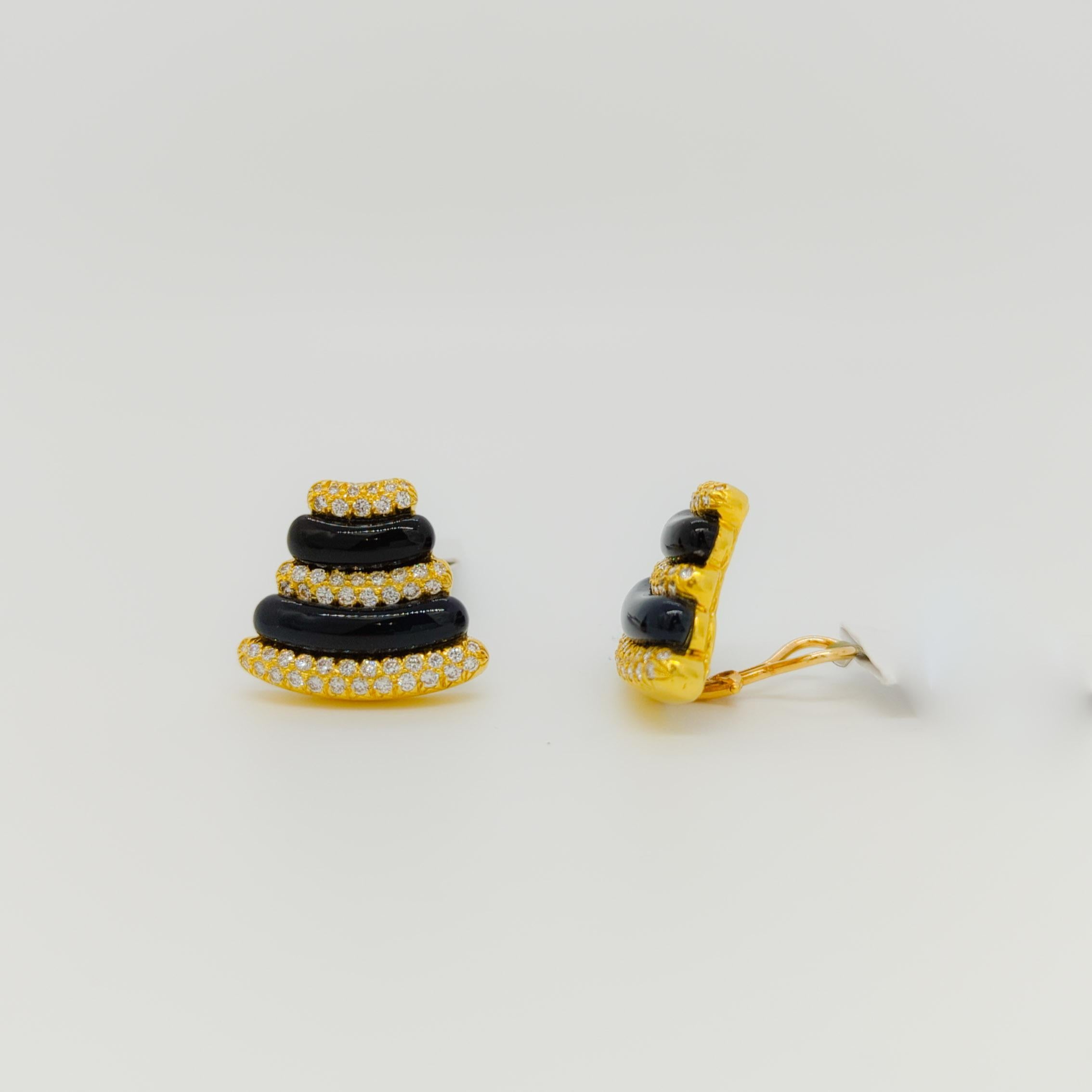 Onyx and Round Diamond Clip-On Earrings in 18K Yellow Gold In New Condition For Sale In Los Angeles, CA