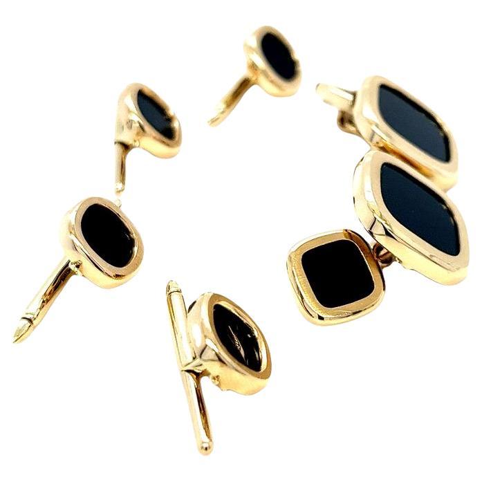 L'ensemble classique parfait pour habiller le smoking ! Ensemble de 6 pièces : deux boutons de manchette en or jaune 14 carats et onyx en forme de coussin, et quatre clous de chemise assortis. Le poids final est de 18,7 grammes.